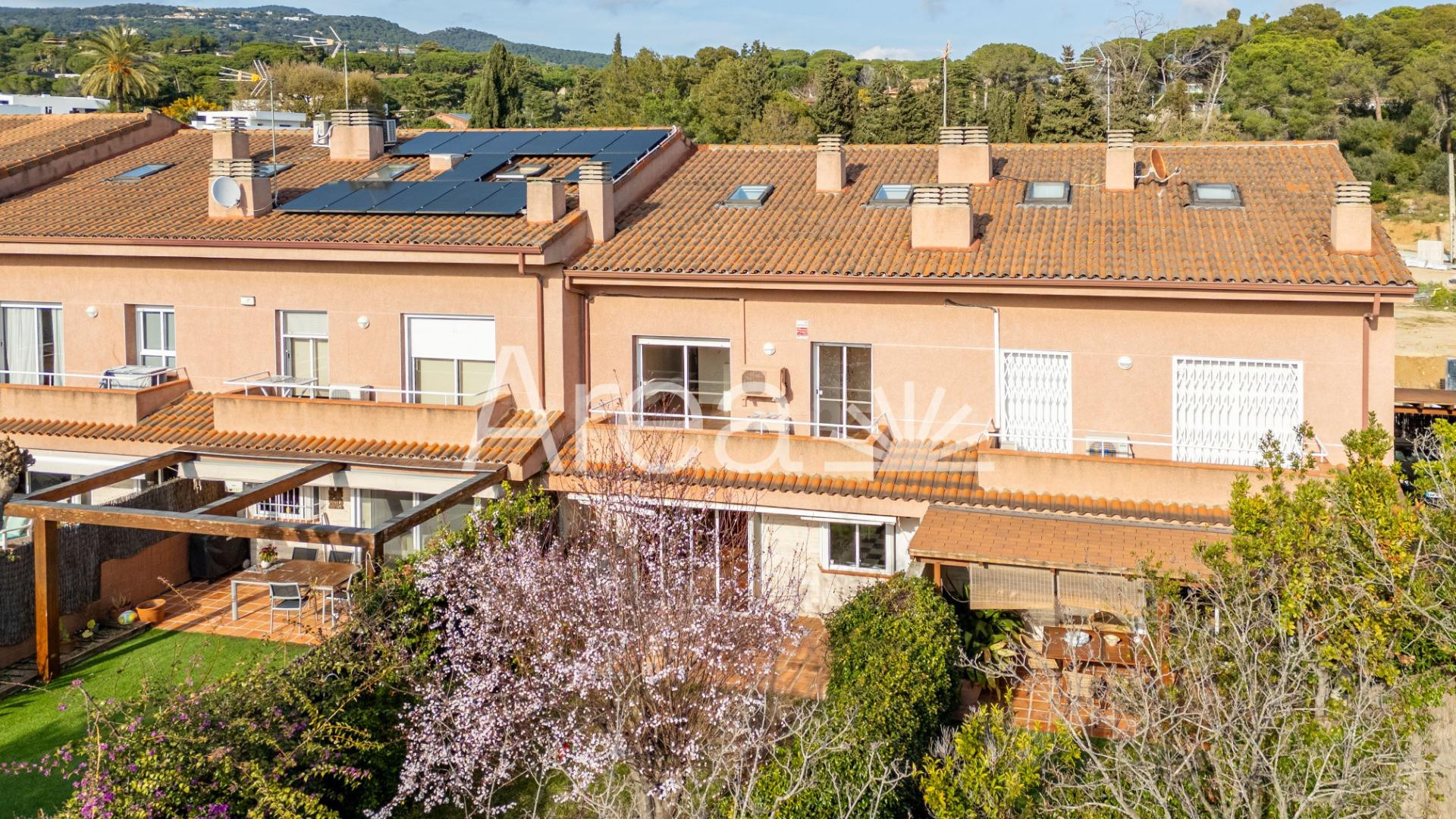 Casa adosada con jardín privado y piscina comunitaria - foto 4