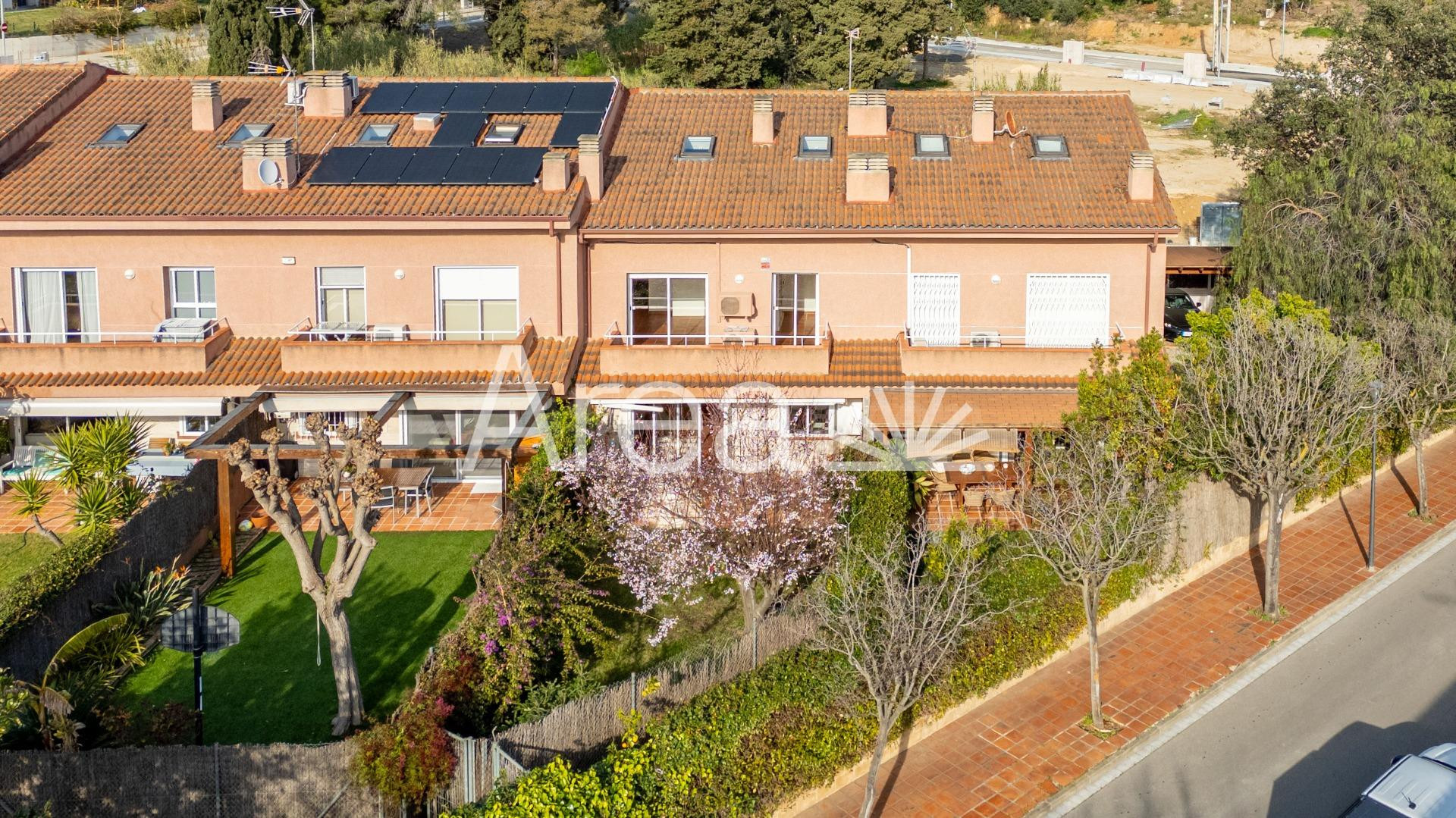 Casa adosada con jardín privado y piscina comunitaria - foto 5