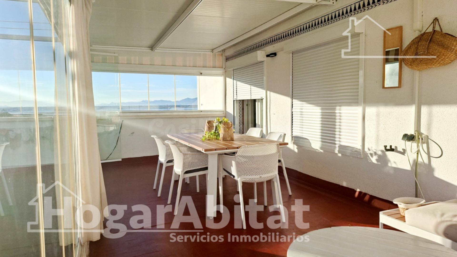 ÁTICO REFOMADO CON TERRAZA, PISCINA Y PARKING CERCA DE LA PL