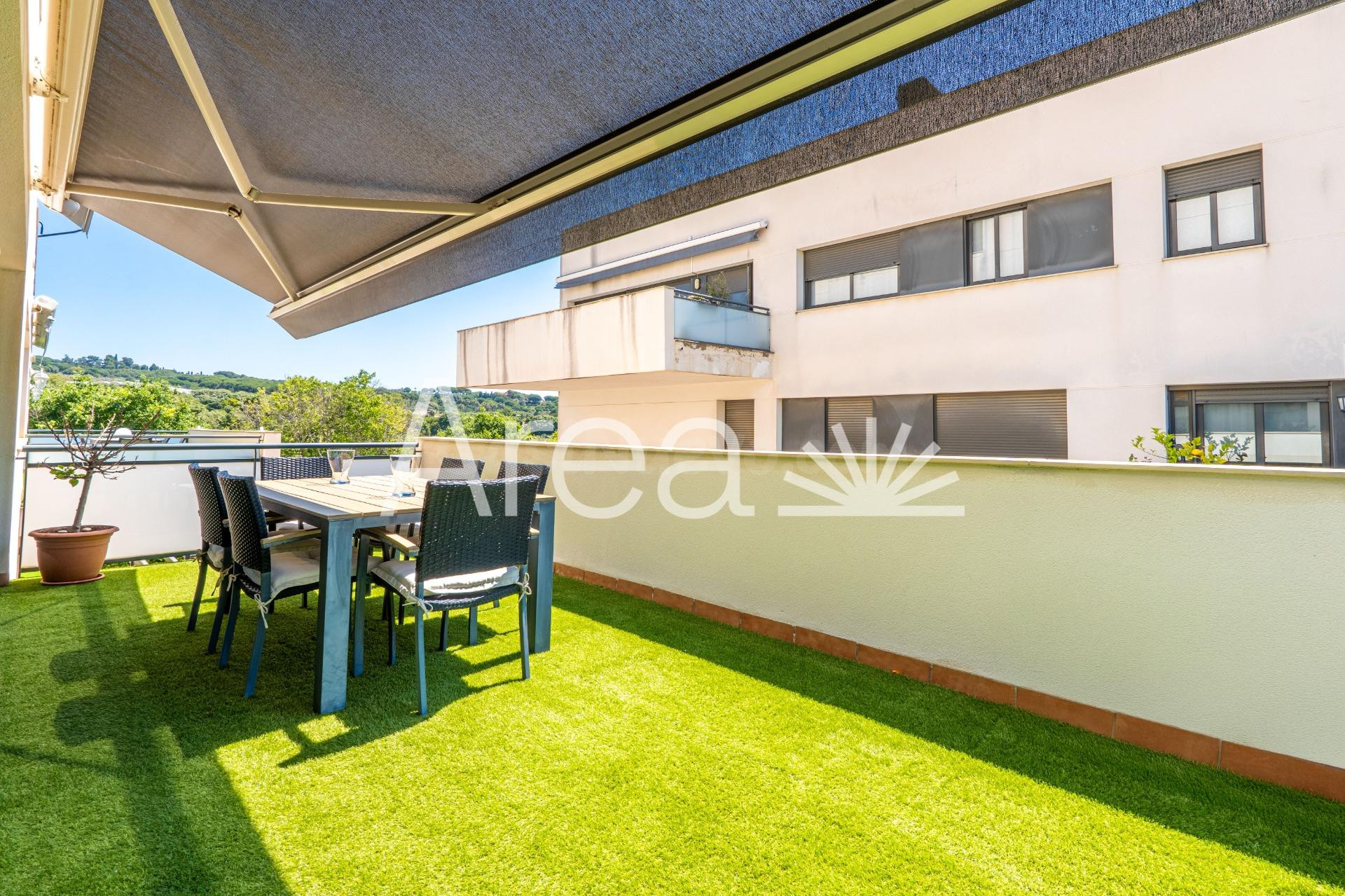 IMPECABLE VIVIENDA  EN ESQUINA CON TERRAZA A nivel -PARKING 