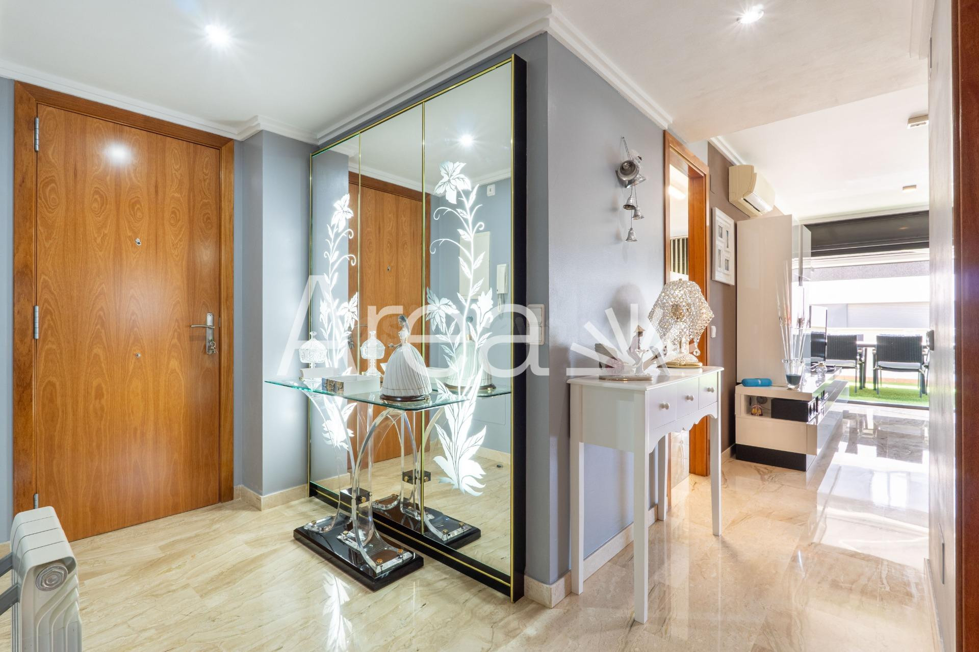 IMPECABLE VIVIENDA  EN ESQUINA CON TERRAZA A nivel -PARKING  - foto 5