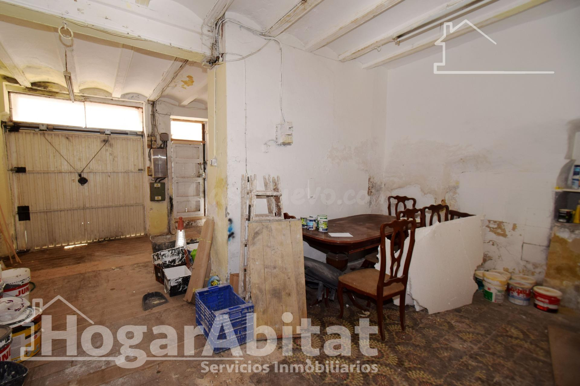 ¡GRAN OPORTUNIDAD! CASA ESQUINERA PARA REFORMAR CON GARAJE,  - foto 2