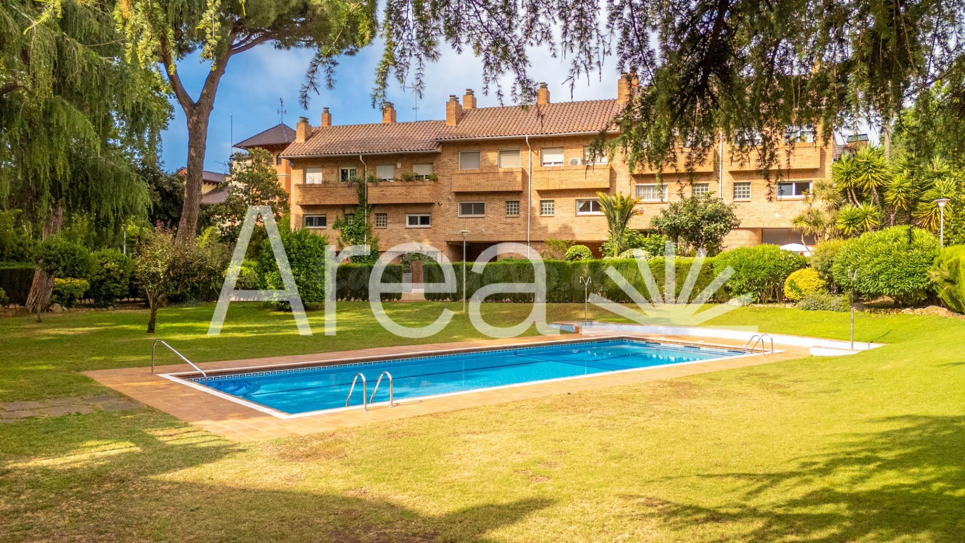 Casa unifamiliar con piscina comunitaria en el centro de Lla - foto 2