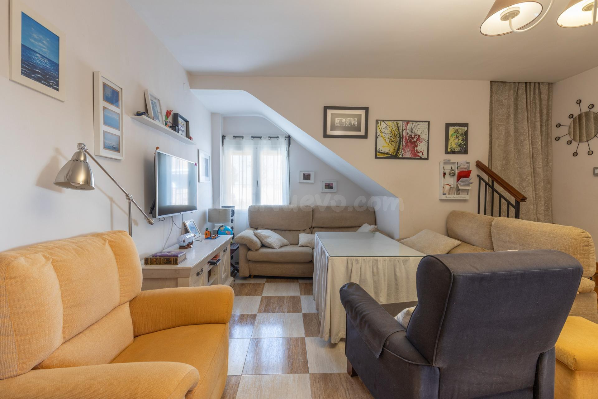 Casa en Armilla con terraza, patio y amplia cochera - foto 3
