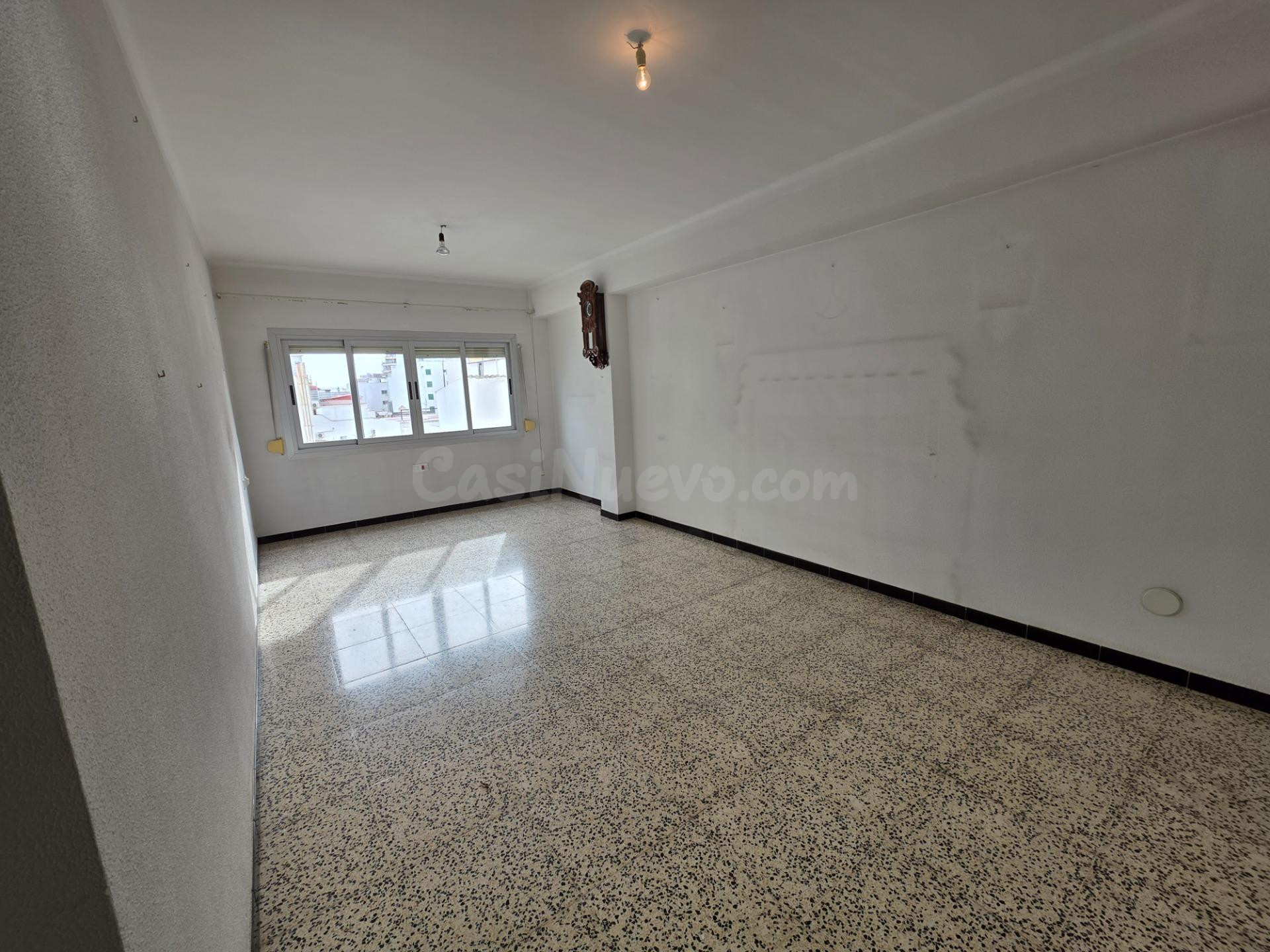 PISO con MUCHAS POSIBILIDADES en PLENO CENTRO a 5 minutos ca