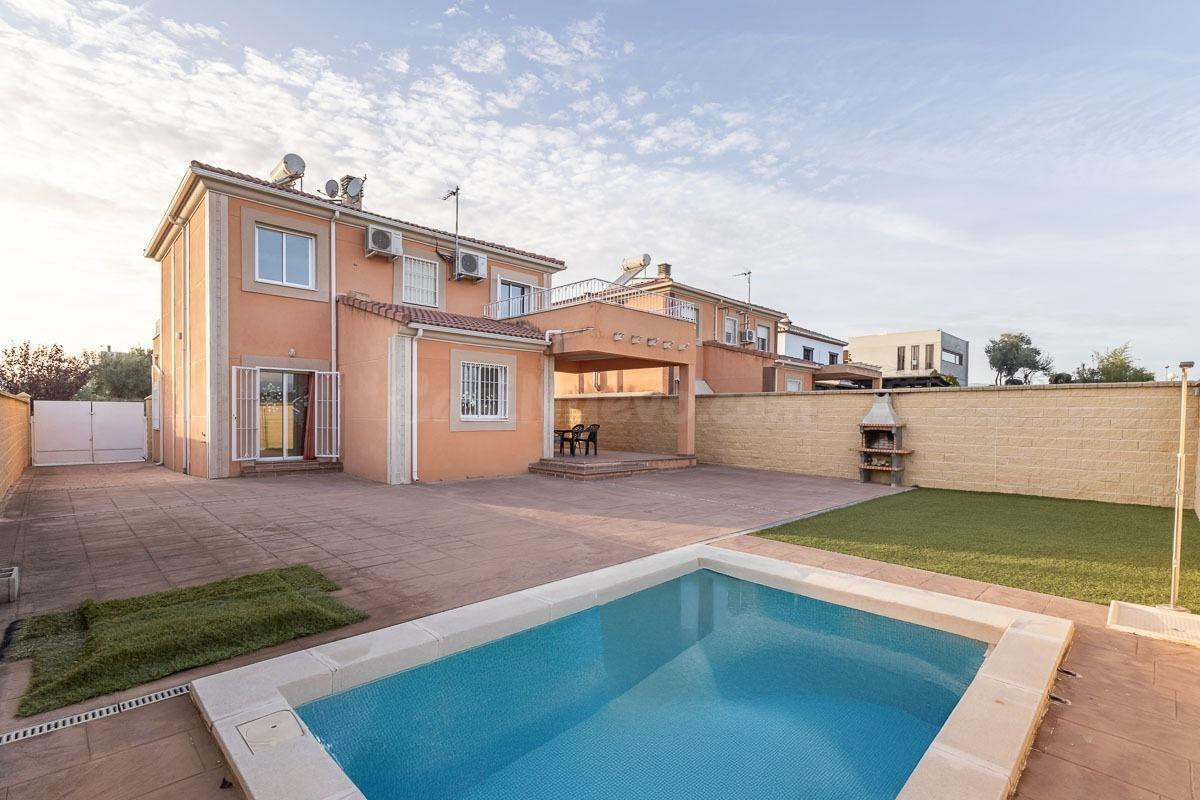 FANTÁSTICA CASA EN URBANIZACIÓN LOS CORTIJOS - foto 2