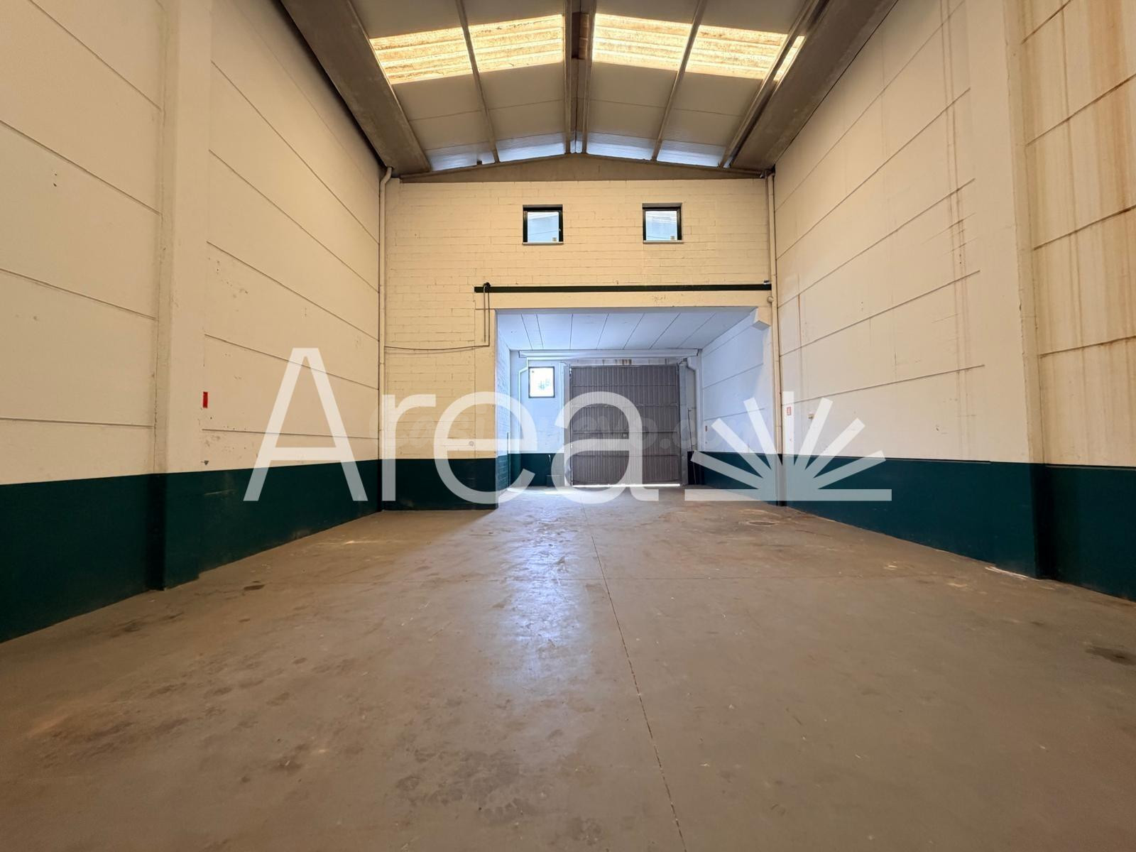 Nave industrial de 256 m2 con patio exclusivo de 114 m2 en e