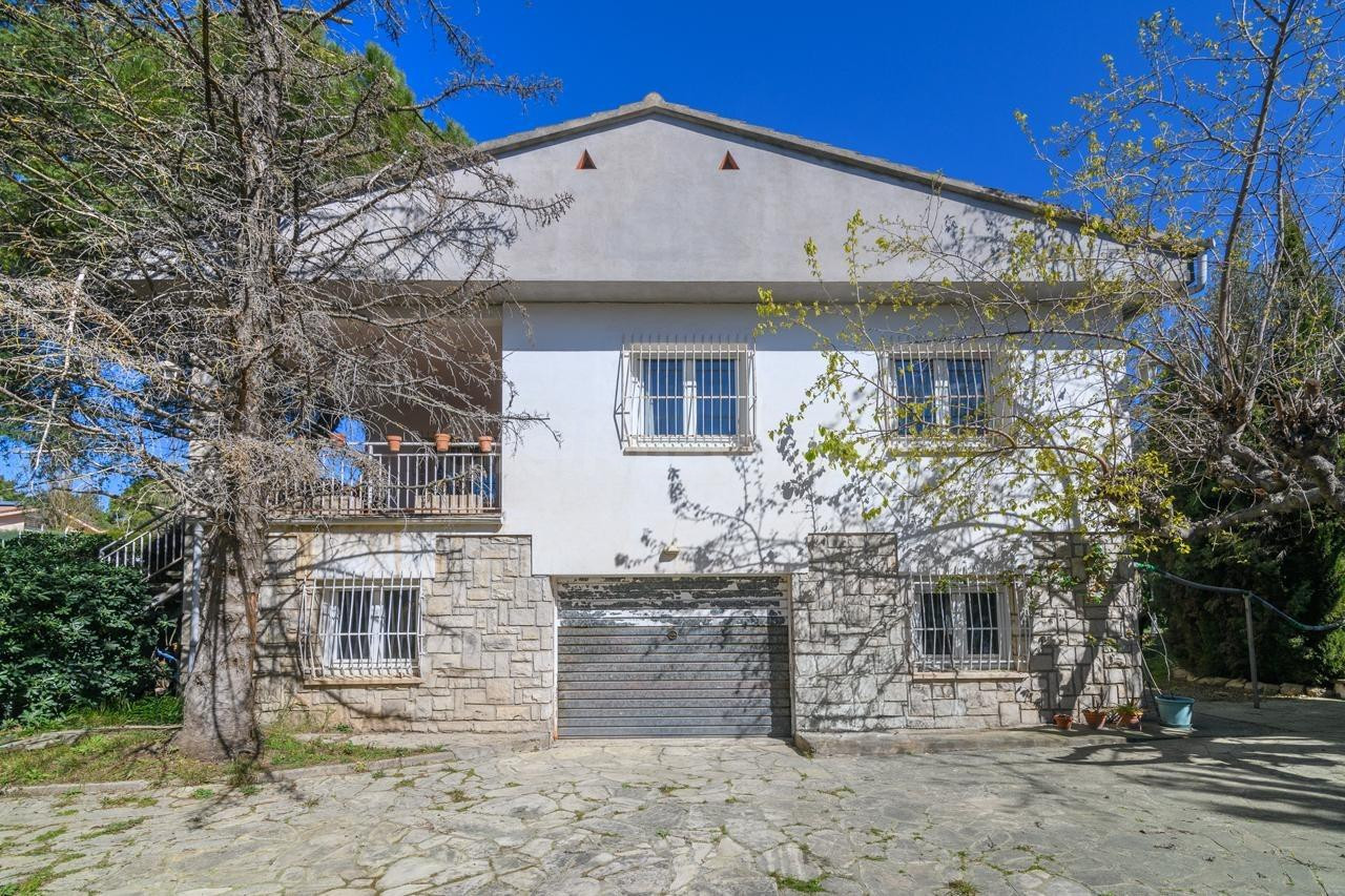 Casa con piscina y gran parcela a los pies de Montserrat