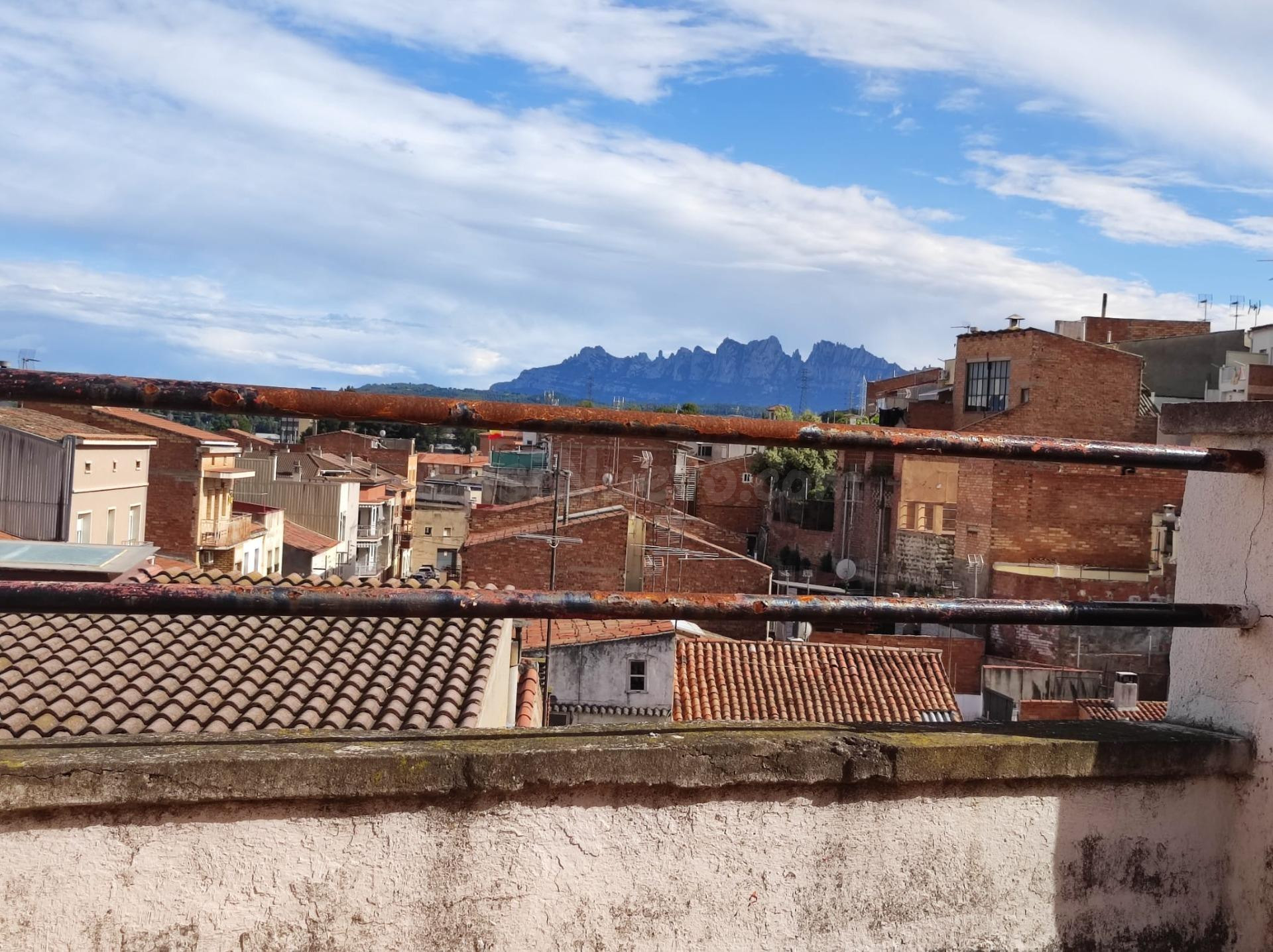 Casa para reformar con terraza, garaje y vistas a Montserrat