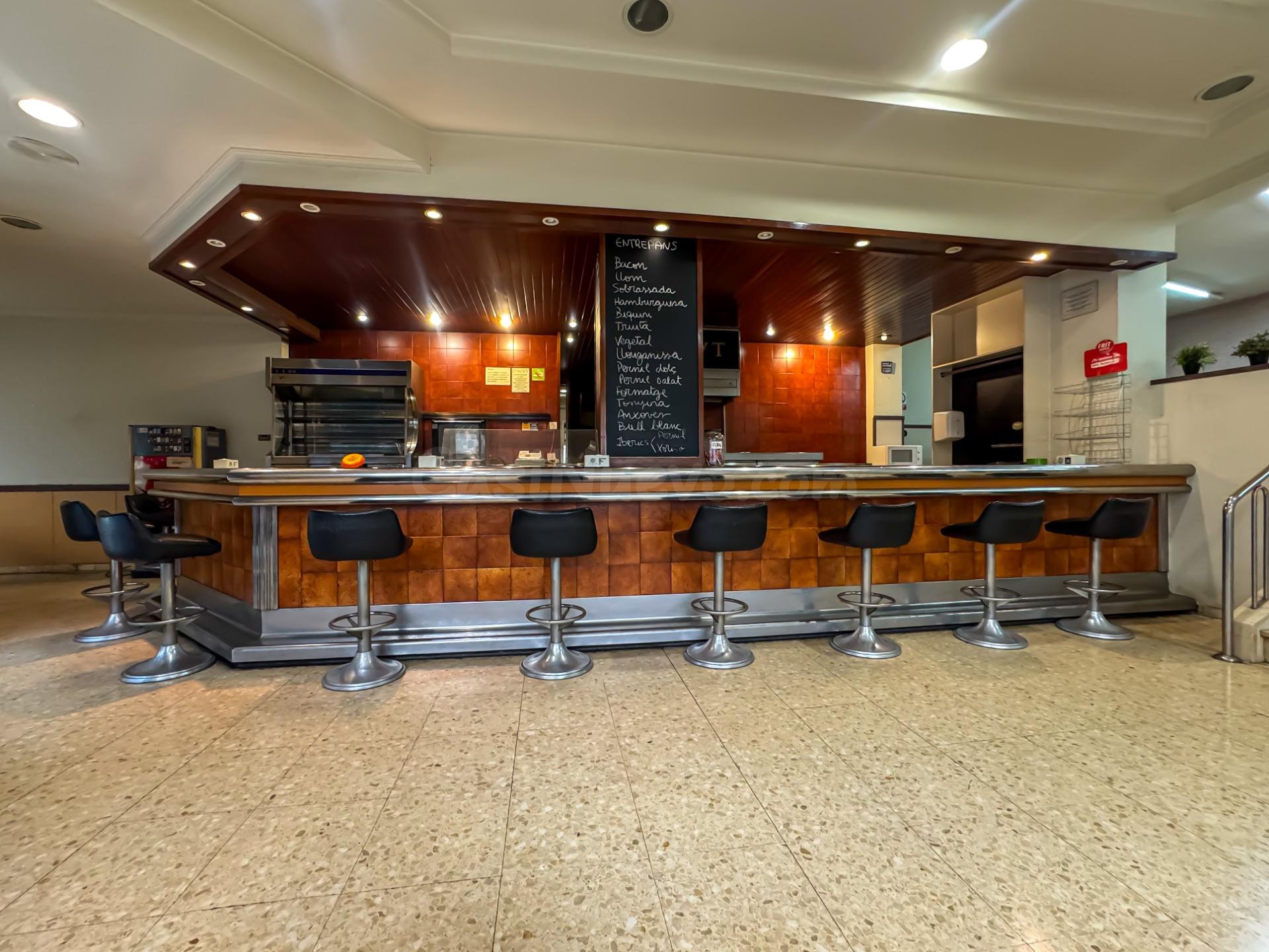 Restaurante con gran capacidad y cocina equipada en la zona 