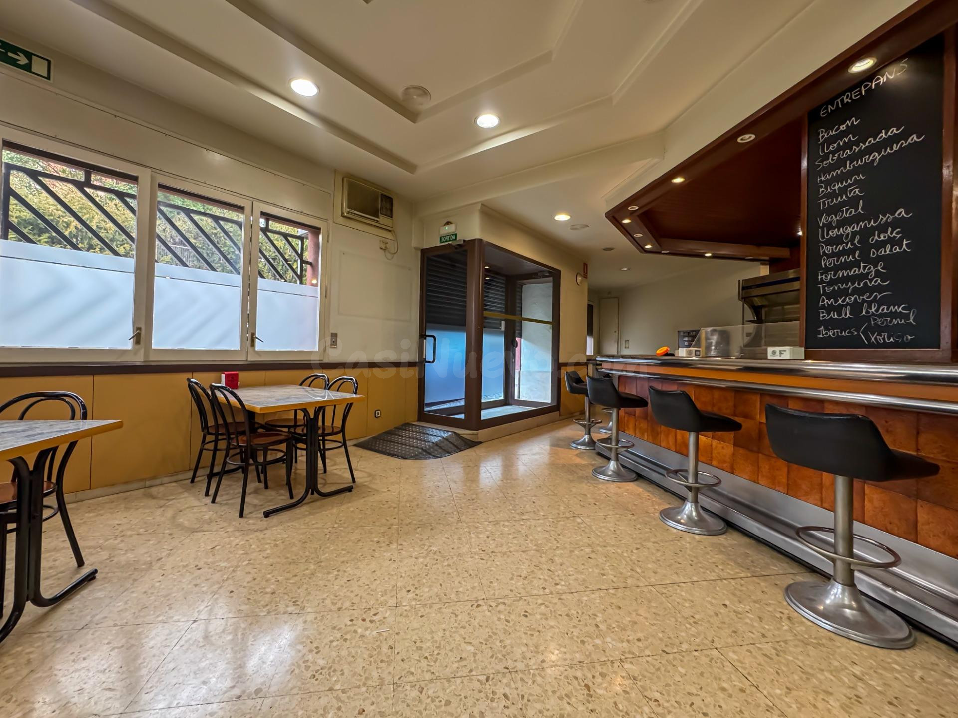 Restaurante con gran capacidad y cocina equipada en la zona  - foto 5