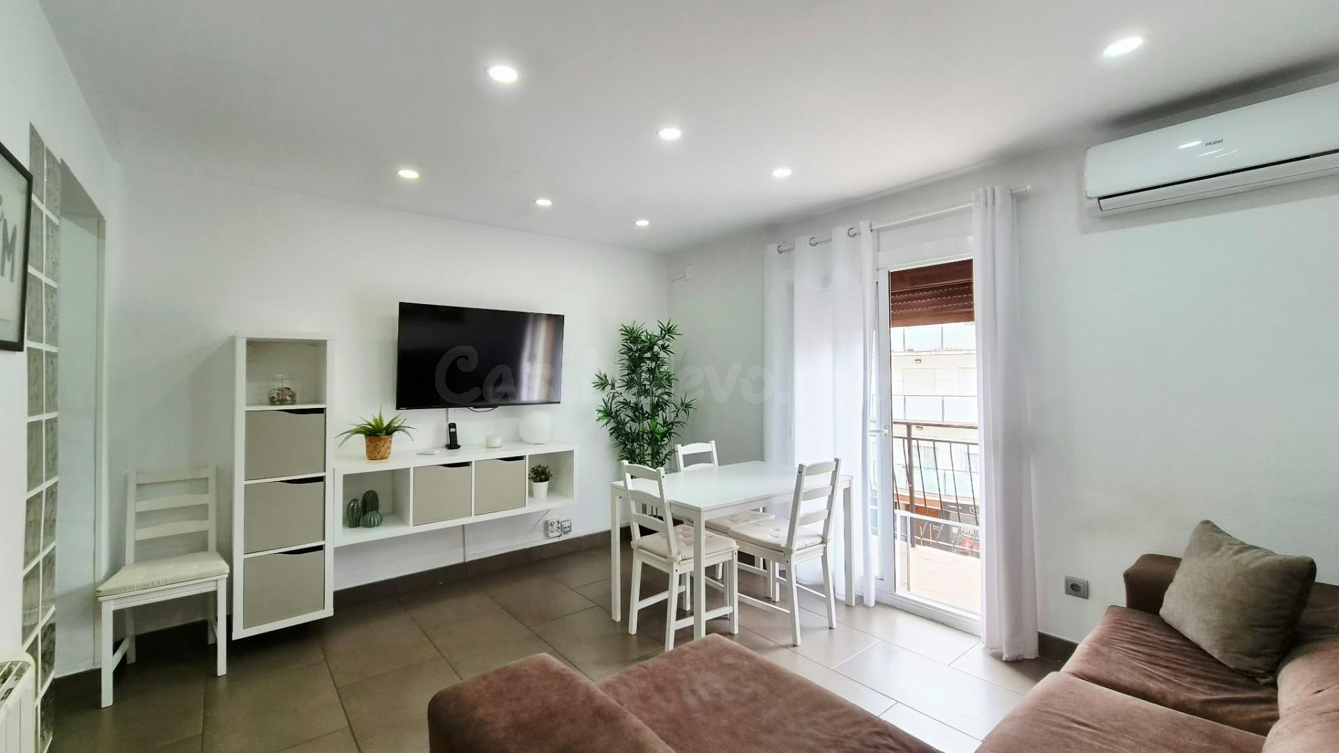 Piso reformado de tres habitaciones - foto 3