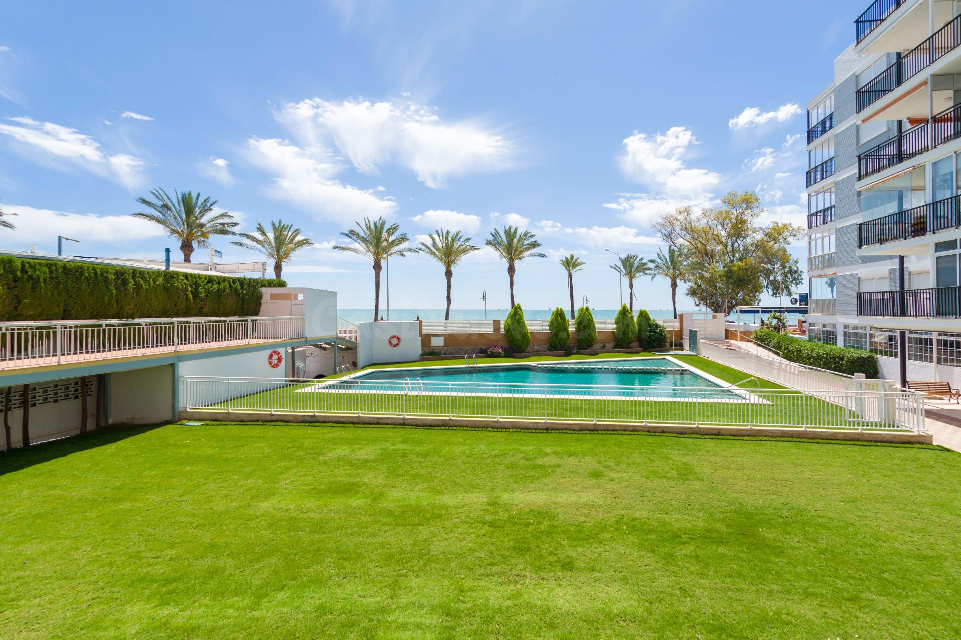Apartamento primera línea de playa en Benicàssim: 9ª altura con terraza y piscina frente al mar