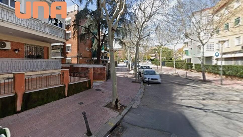 Se vende Plaza de garaje ( para coche y 2 motos) en Santa Rosa (Los Arboles)
