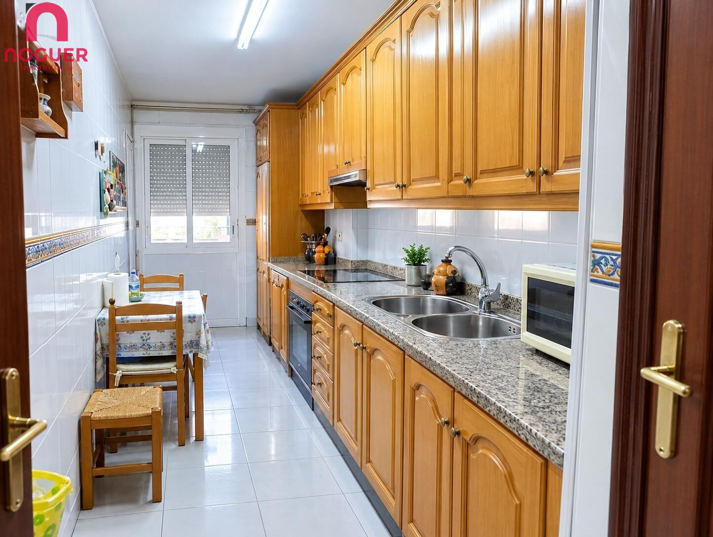 PISO EN VENTA EN LA ZONA DEL ZOCO – ASCENSOR, TERRAZA, GARAJ - foto 2