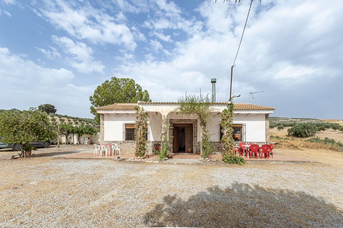 ## Encantadora Villa de Campo con Piscina, 34.085 m2 de Terr