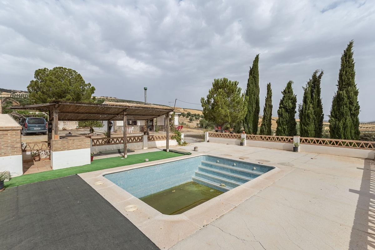 ## Encantadora Villa de Campo con Piscina, 34.085 m2 de Terr - foto 2