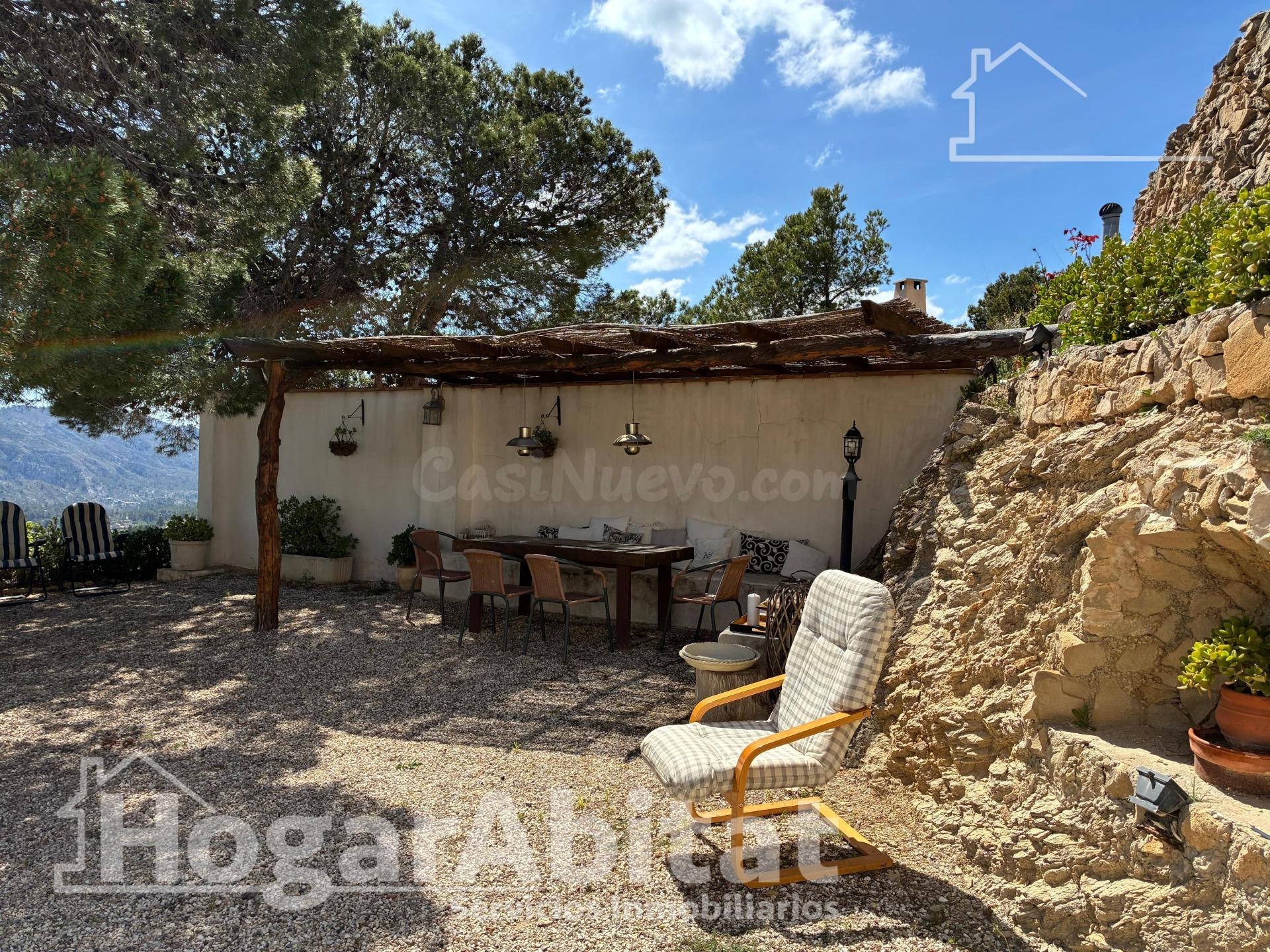 GRAN FINCA RODEADA DE NATURALEZA, CON AMPLIO TERRENO, GARAJE