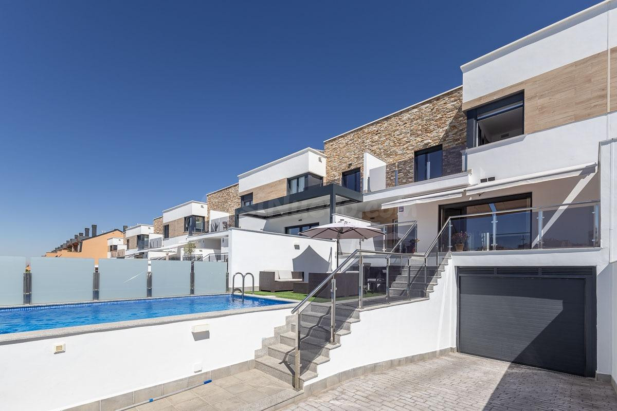 Vivienda de lujo en Urbanización SERRALLO HILLS.