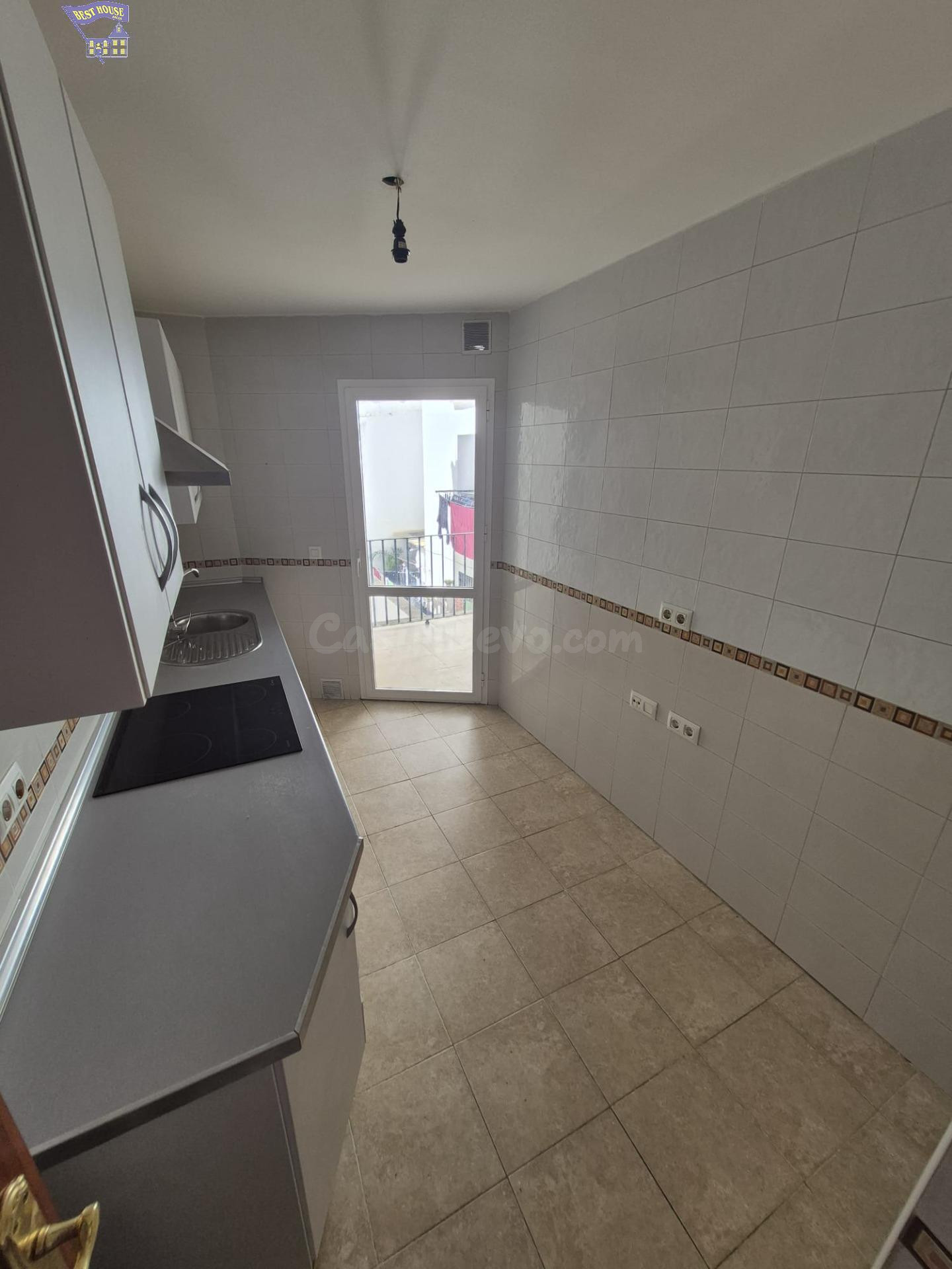 SE VENDE PISO CON DOS PLAZAS DE GARAJES EN ZONA DEL PORTICHU - foto 2