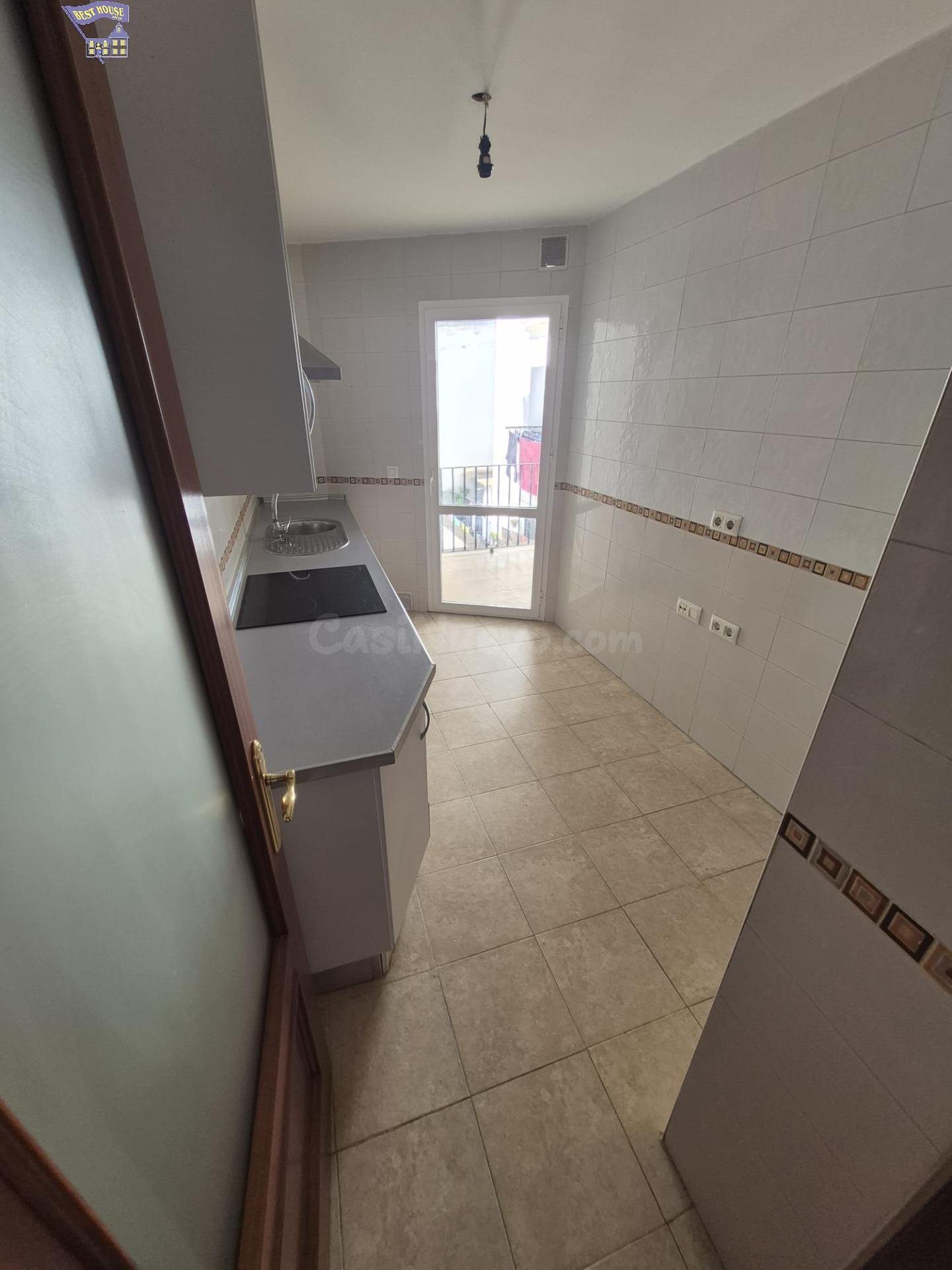 SE VENDE PISO CON DOS PLAZAS DE GARAJES EN ZONA DEL PORTICHU - foto 3