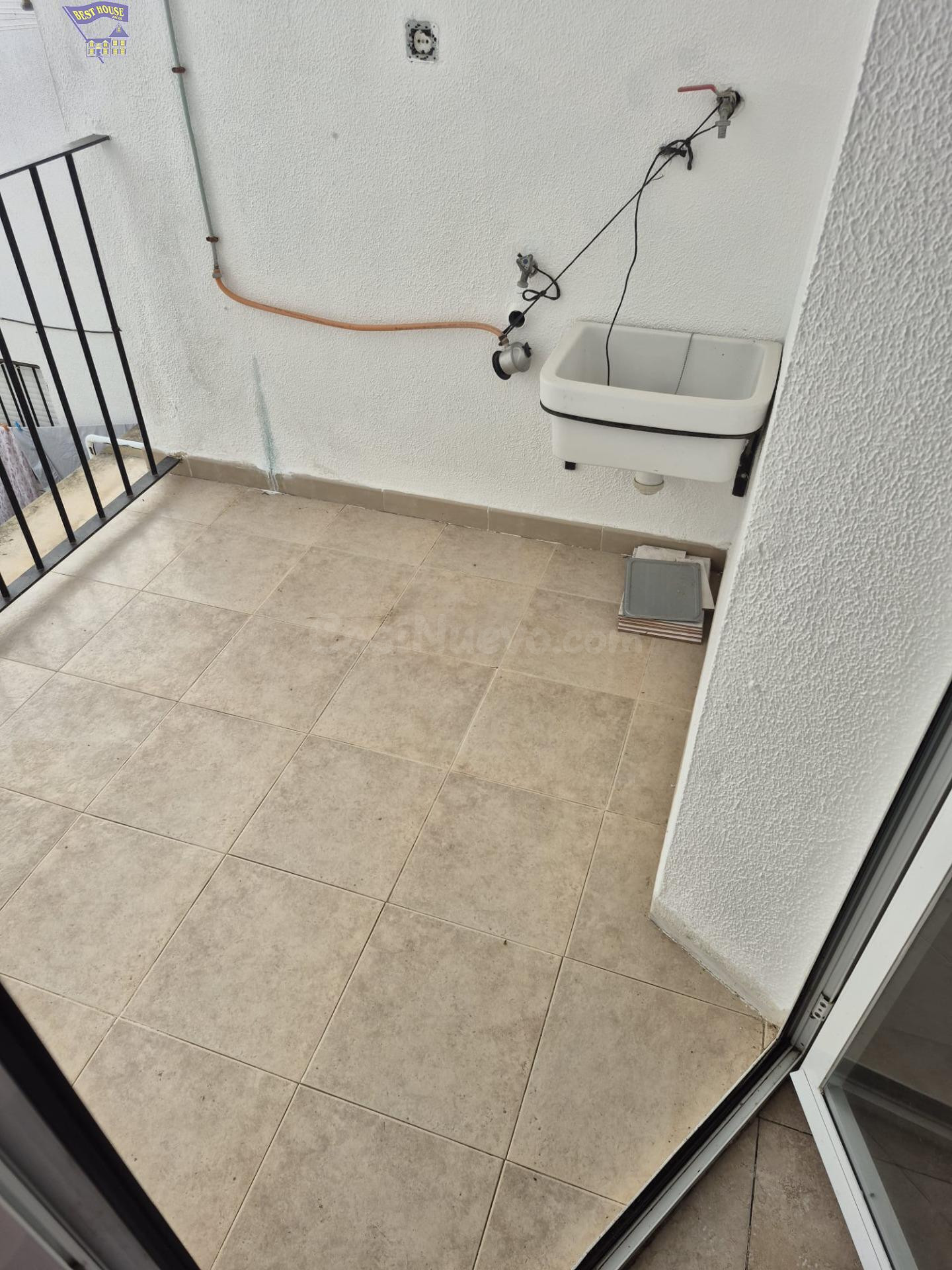 SE VENDE PISO CON DOS PLAZAS DE GARAJES EN ZONA DEL PORTICHU - foto 5