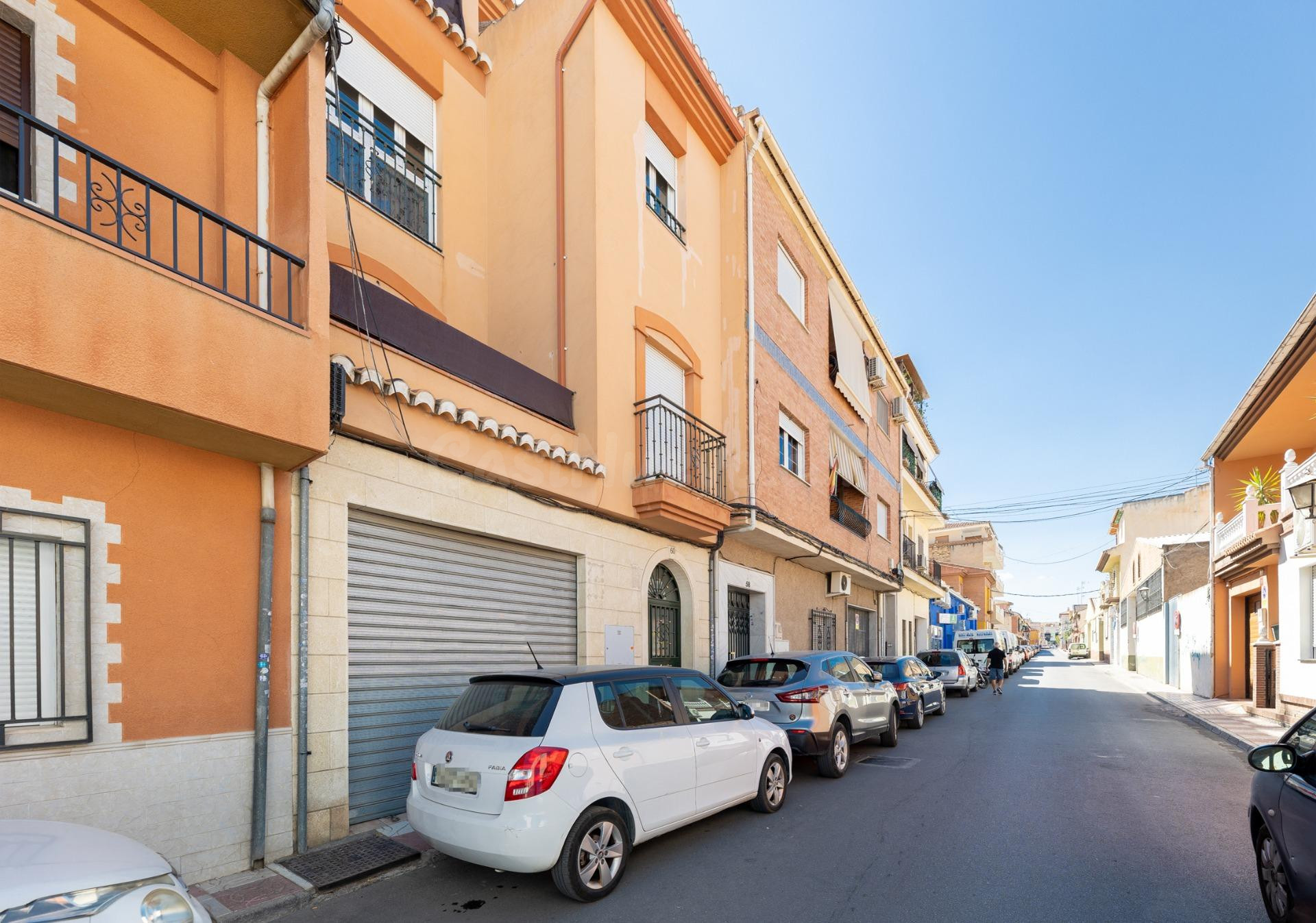CASA ADOSADA CON GRANDES POSIBILIDADES EN EL CENTRO DE ARMIL