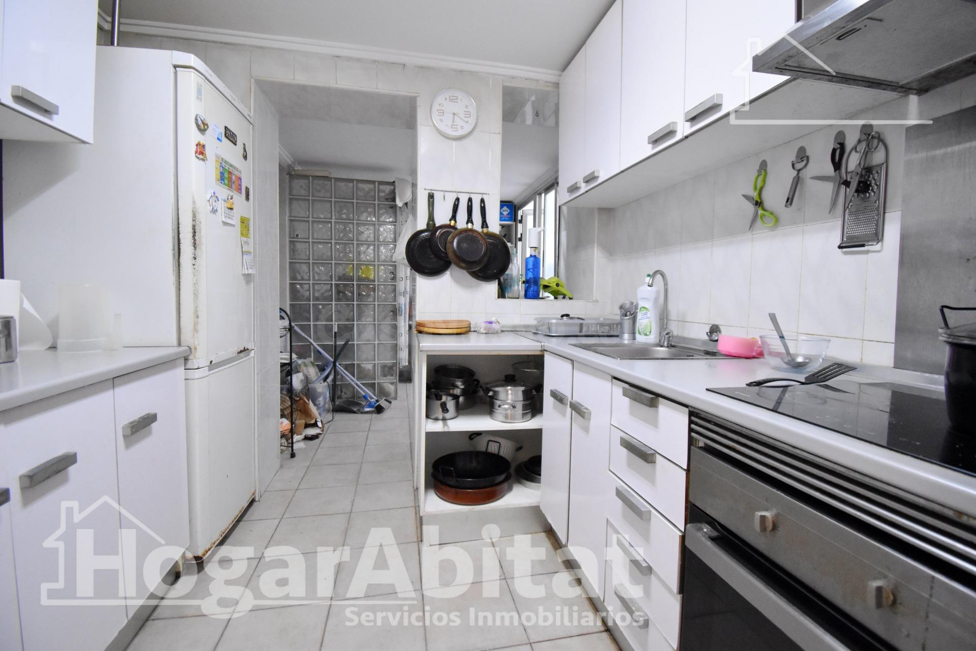 MUY AMPLIO CON 5 DORMITORIOS Y TERRAZA EN CENTRO - foto 4