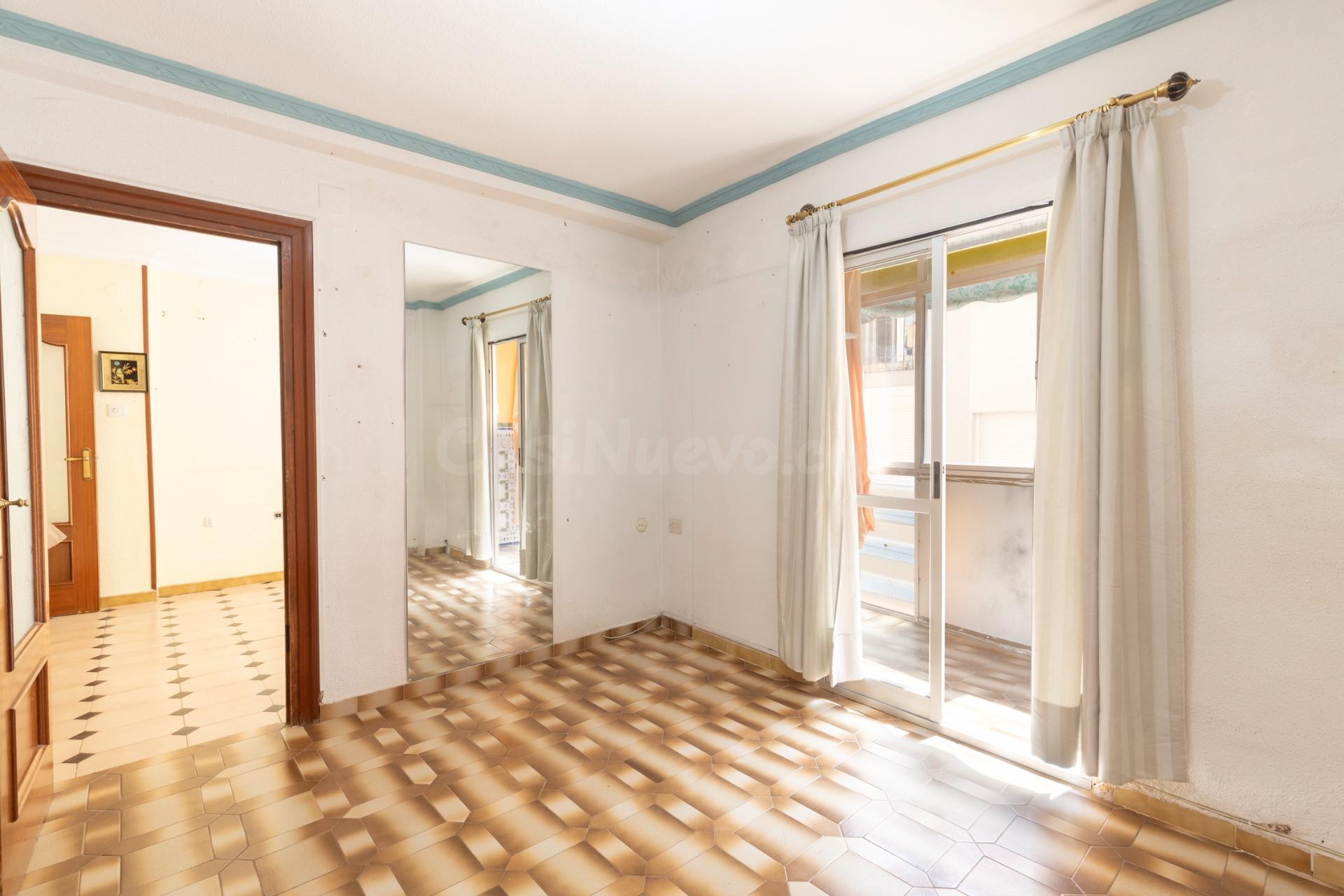 Piso de 3 dormitorios en planta alta, luminoso y con balcón  - foto 2