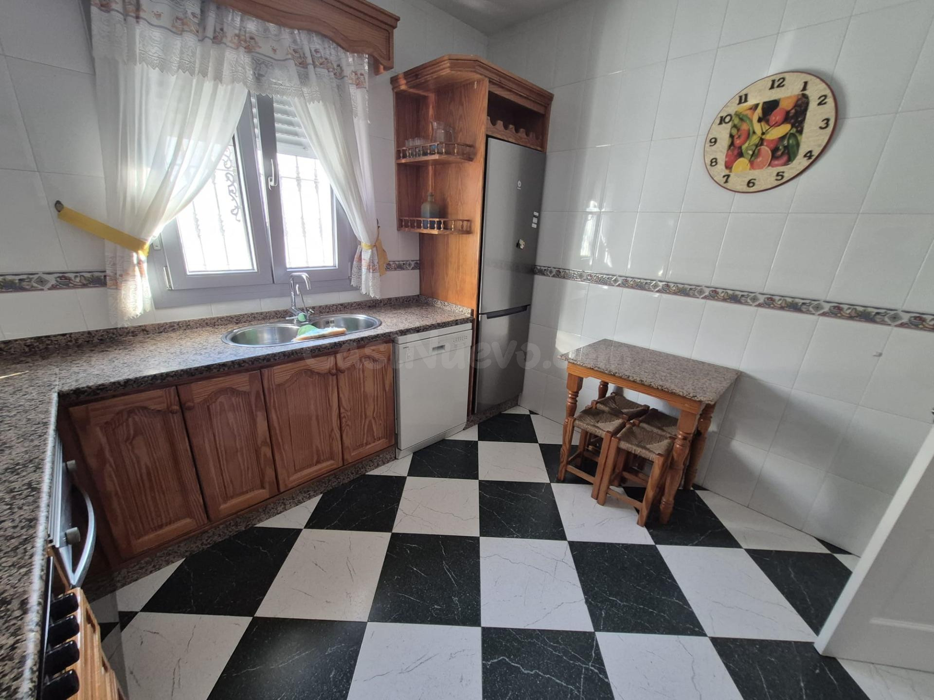 SE VENDE CHALET CON TERRENO EN ESPERA - foto 2