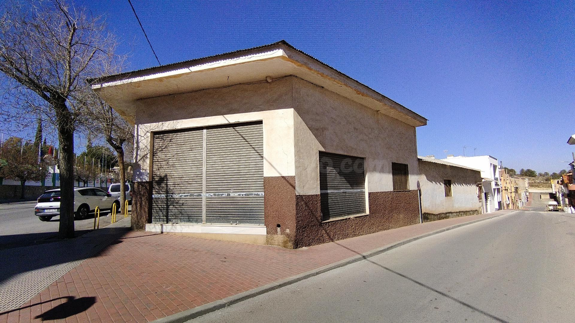 Local comercial 317m² en alquiler - Barrio la caverina