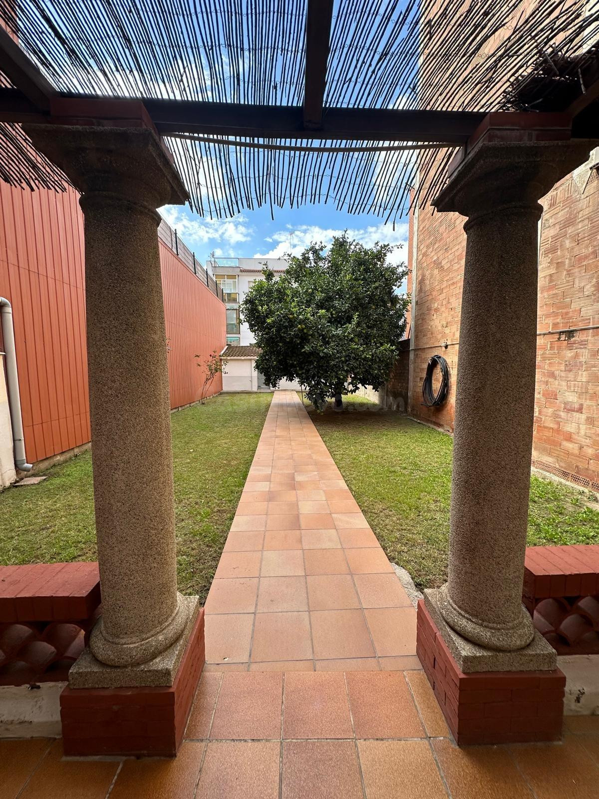 ESPECTACULAR CASA EN ZONA GAVARRA EN CORNELLA DE LLOBREGAT