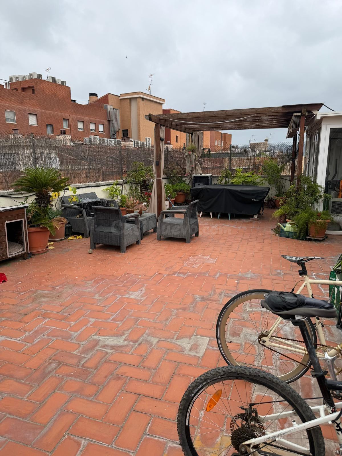 PRECIOSO PISO EN VENTA CON TERRAZA EN BARRIO CENTRO EN CORNE