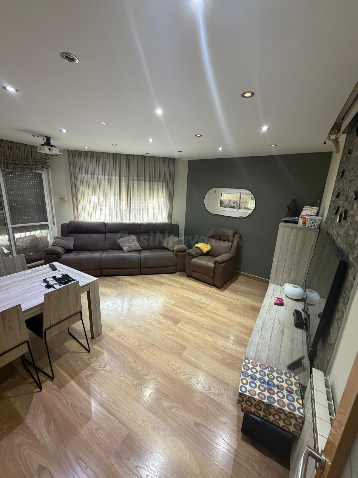 PRECIOSO PISO EN VENTA CON TERRAZA EN BARRIO CENTRO EN CORNE - foto 2