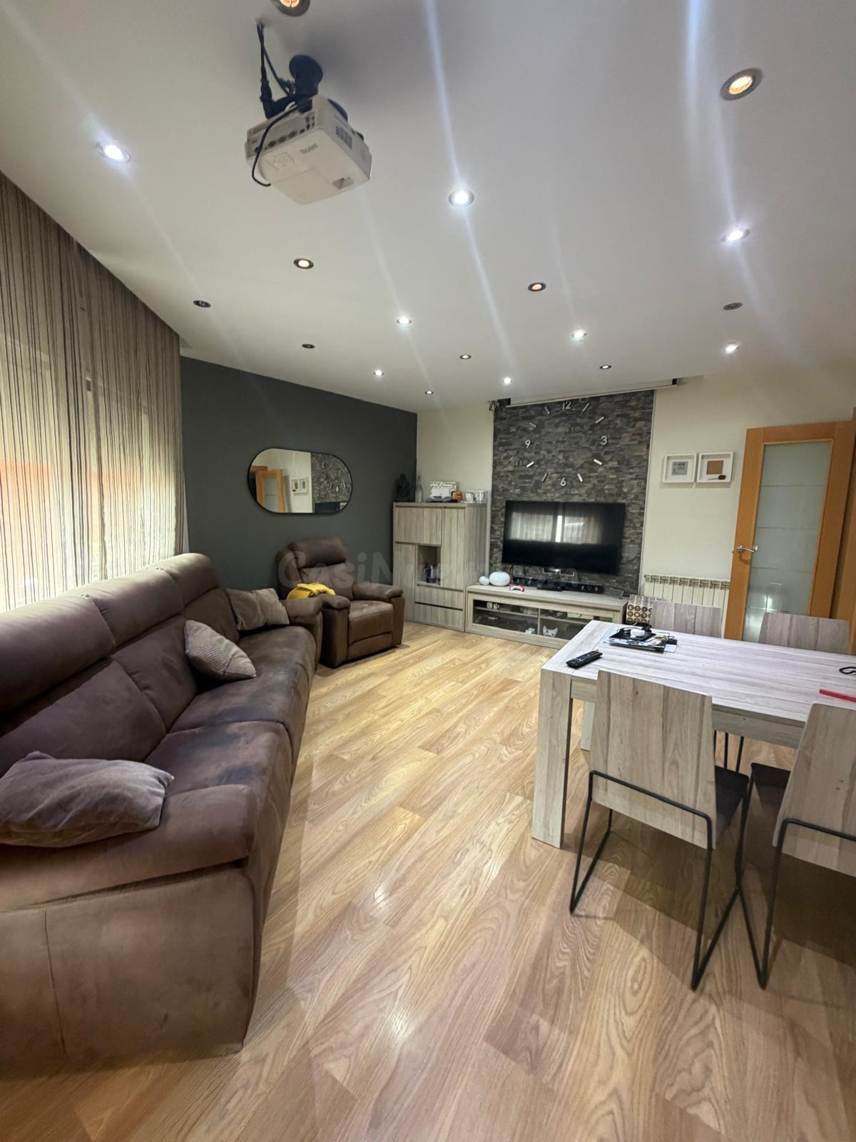 PRECIOSO PISO EN VENTA CON TERRAZA EN BARRIO CENTRO EN CORNE - foto 3