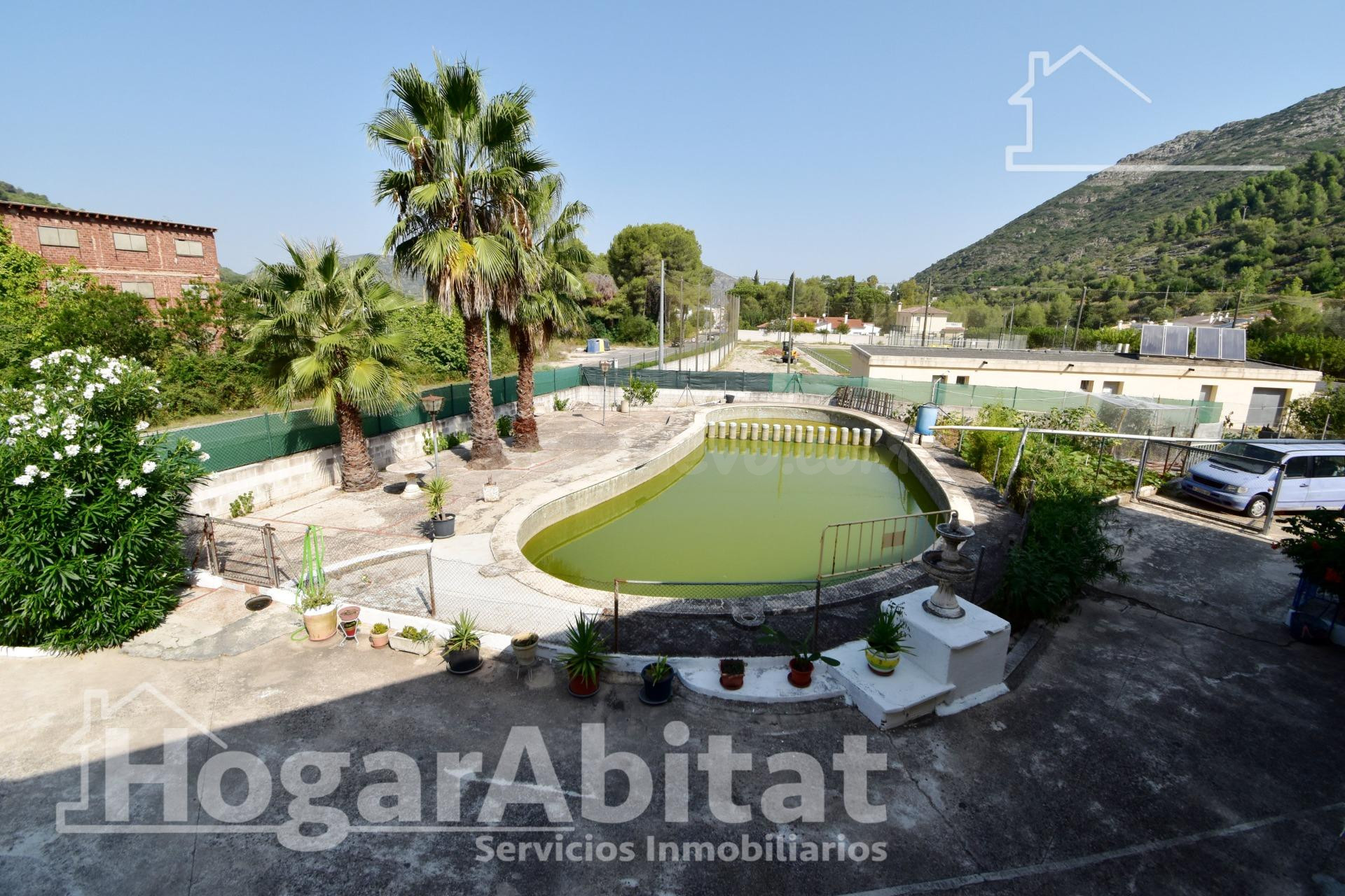 CHALET CON 17 DORMITORIOS, PISCINA, GARAJE, JARDÍN Y BARBACO - foto 2