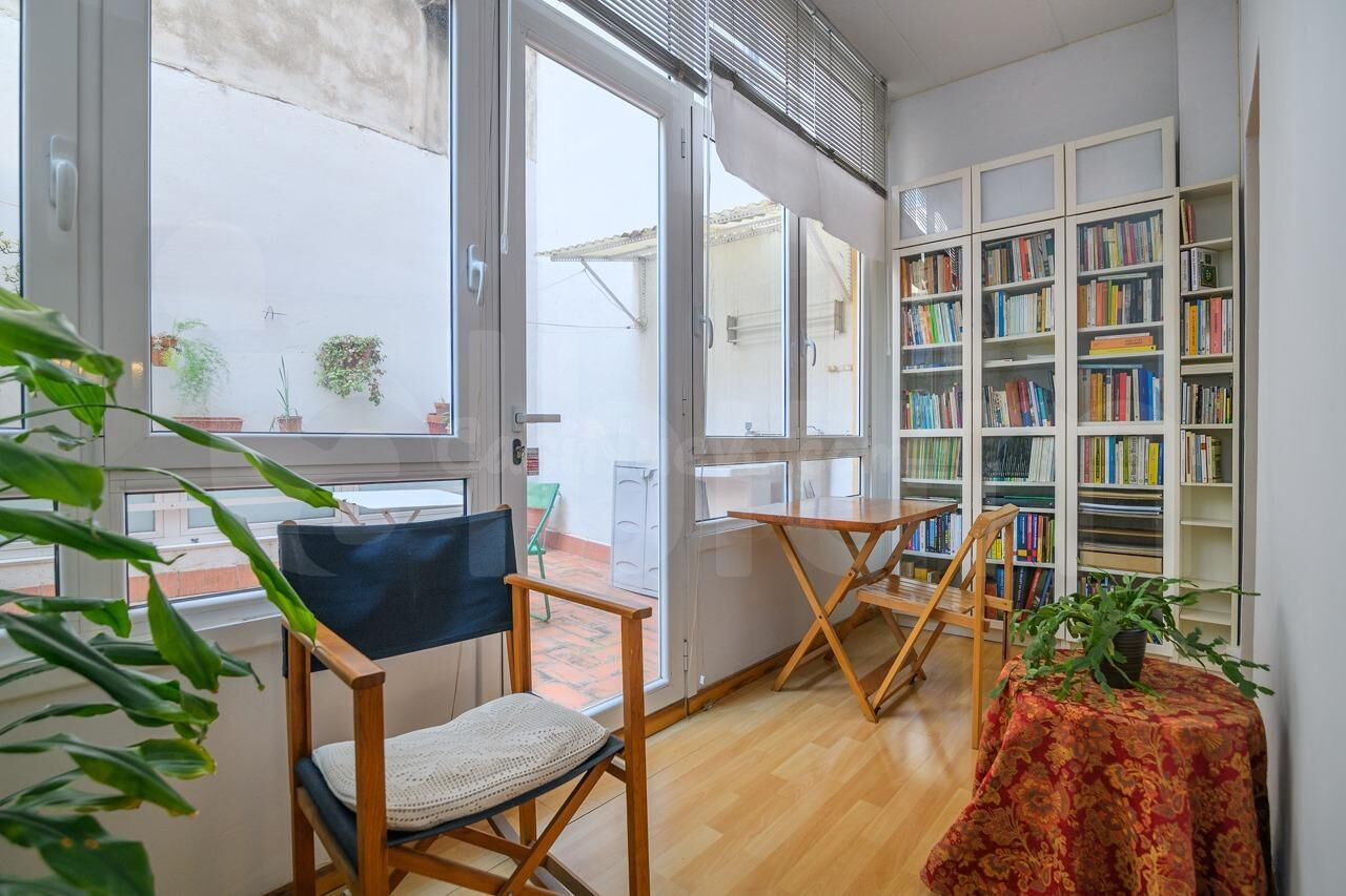 Tu vivienda con encanto y terraza privada junto al Palau de  - foto 2