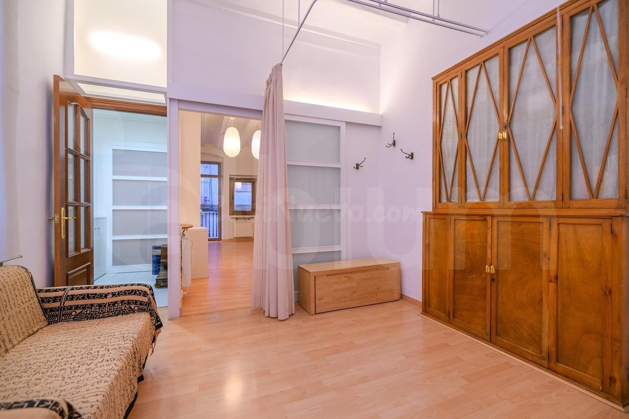 Tu vivienda con encanto y terraza privada junto al Palau de  - foto 3