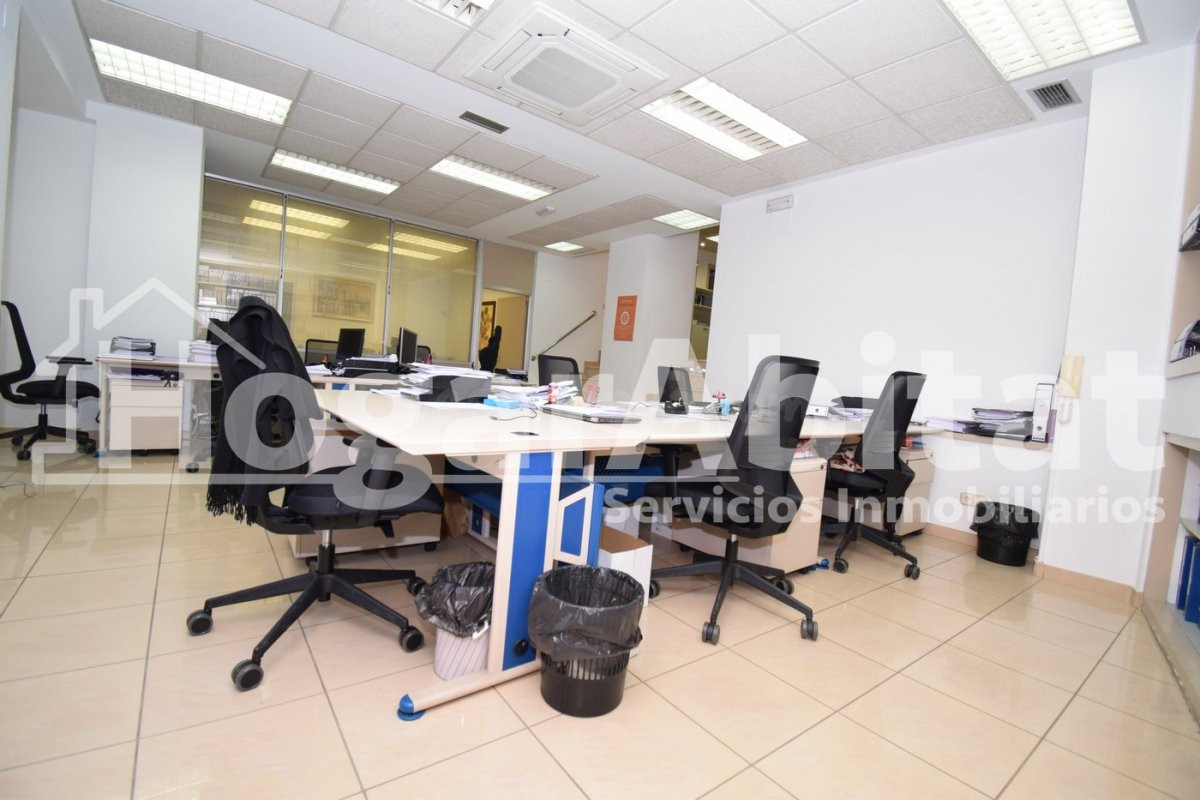 Despacho con varias oficinas en el centro