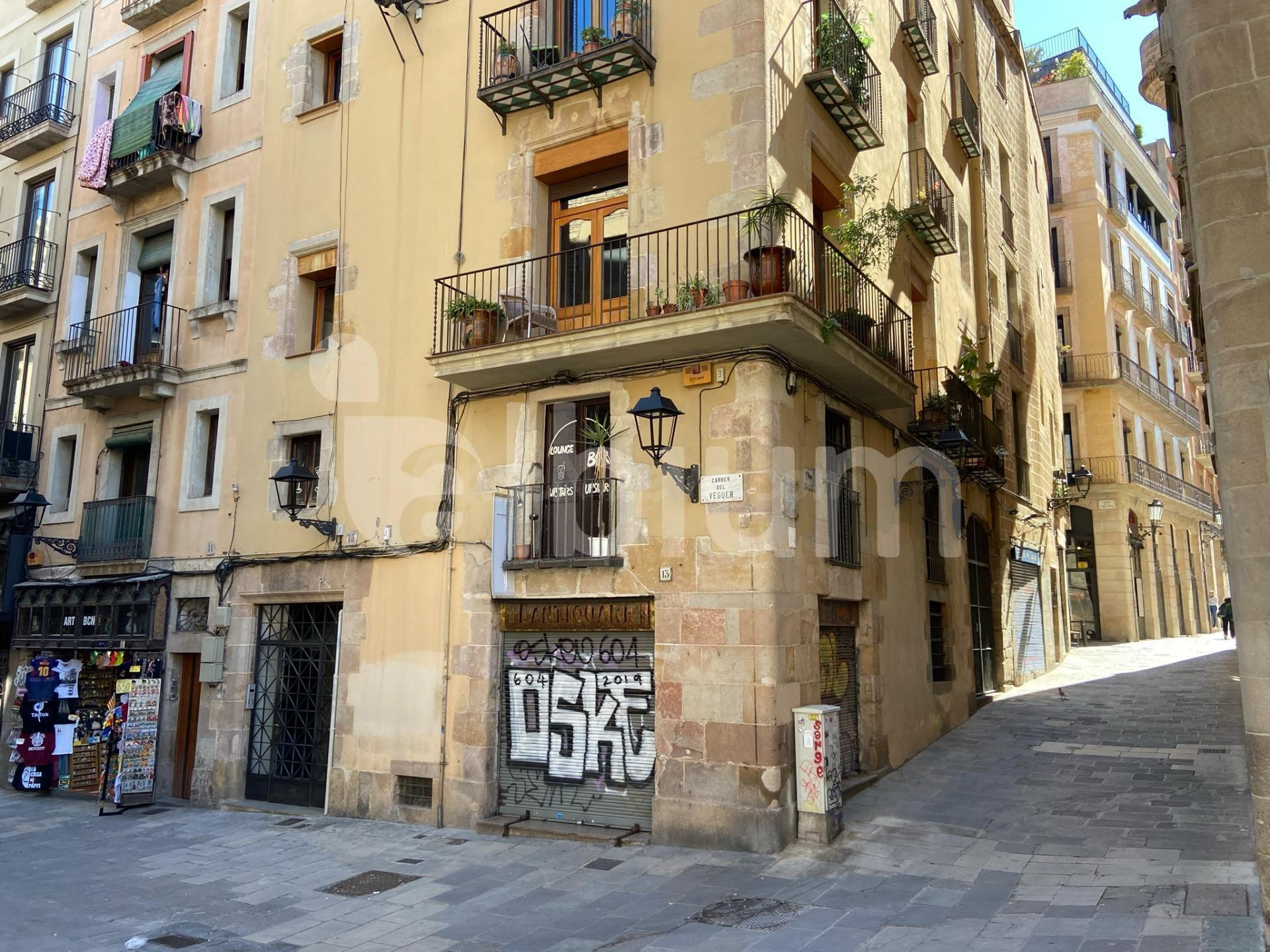 Edificio Esquinero junto a Plaza Emblemática del Gótico