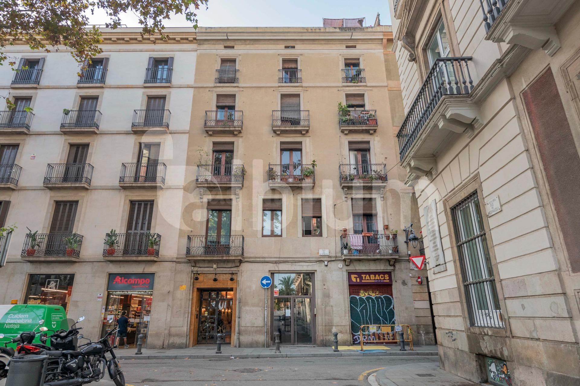 Edificio Esquinero junto a Plaza Emblemática del Gótico - foto 2