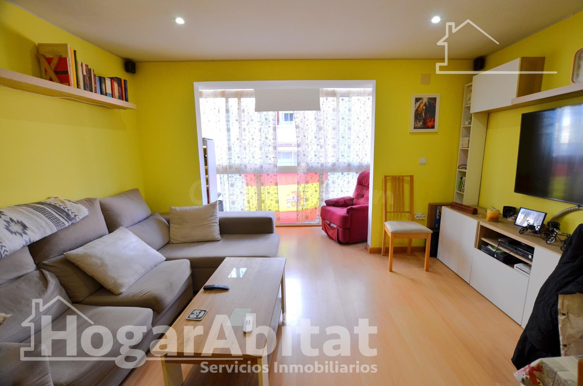 ¡MODERNO Y LUMINOSO! EXTERIOR Y REFORMADO CON PATIO, TODO AMUEBLADO