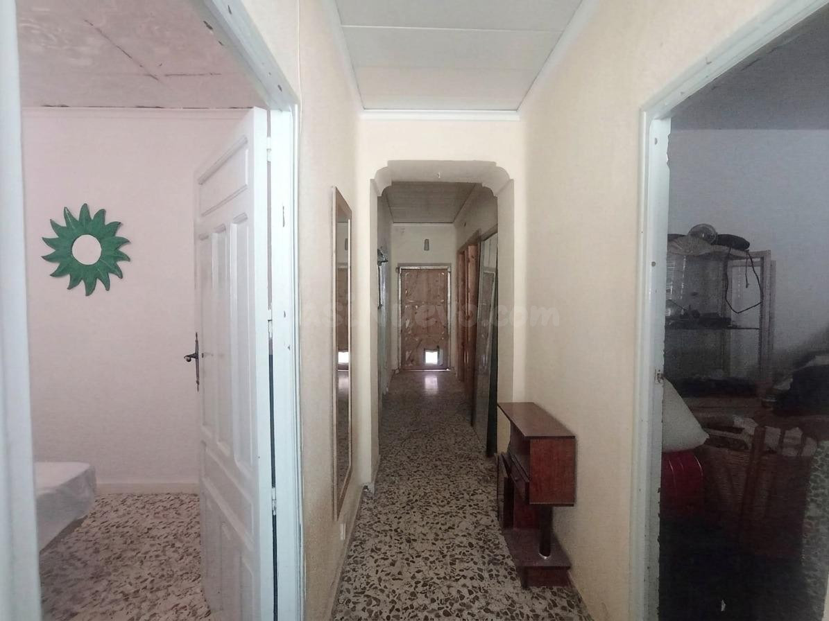 Casa independiente con gran potencial de reforma integral, patio y garaje