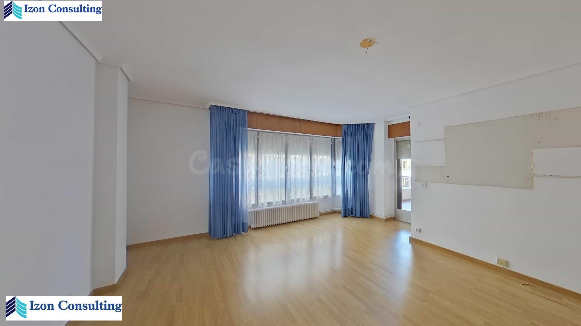 VIVIENDA ÚNICA EN EL CENTRO DE ALBACETE CON 6 habitaciones, 3 BAÑOS Y PATIO