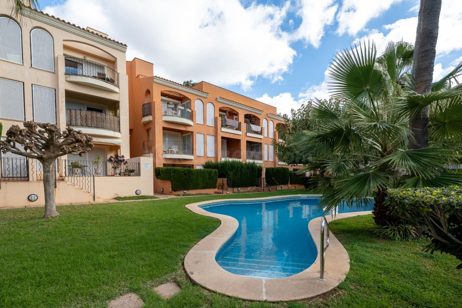 Funcional apartamento con piscina y parking