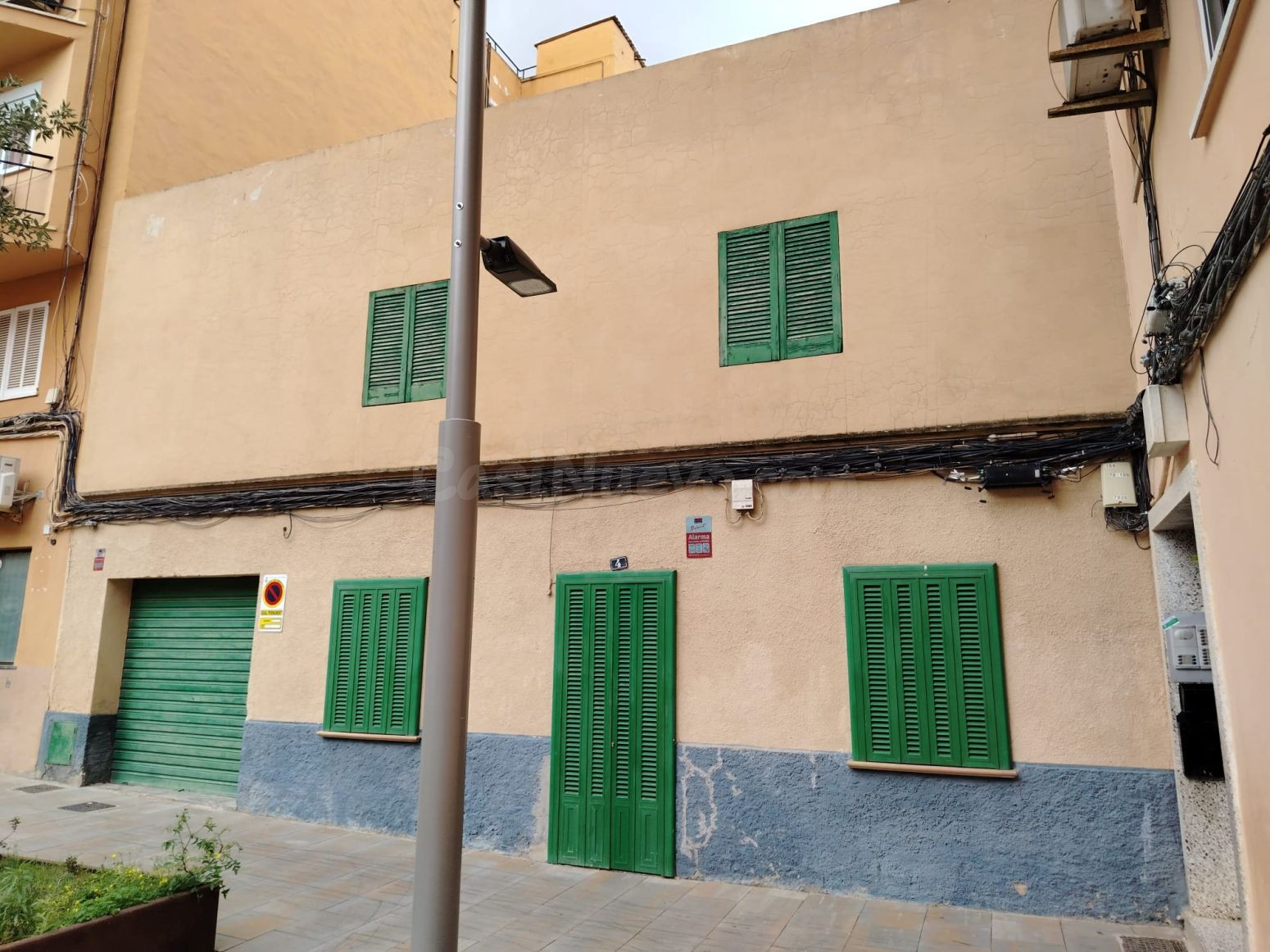 Planta baja con gran patio de 100 m2 y almacén diáfano.