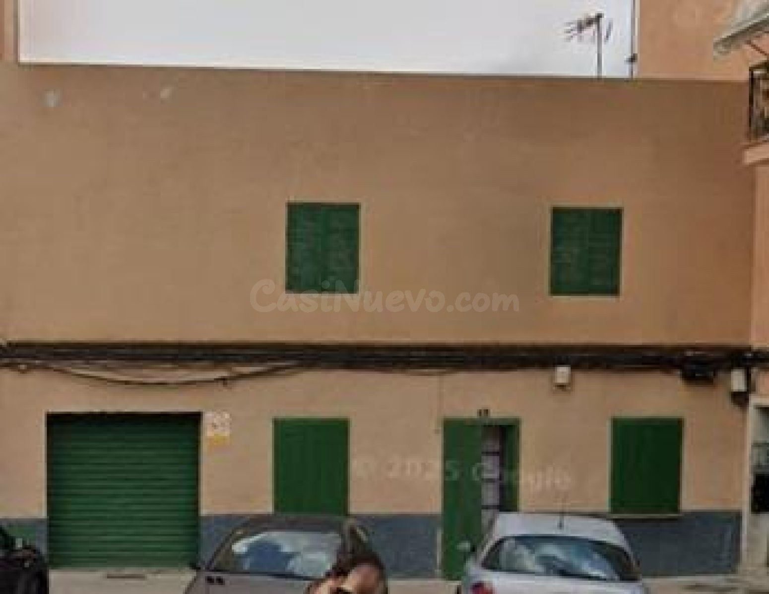 Planta baja con gran patio de 100 m2 y almacén diáfano. - foto 2
