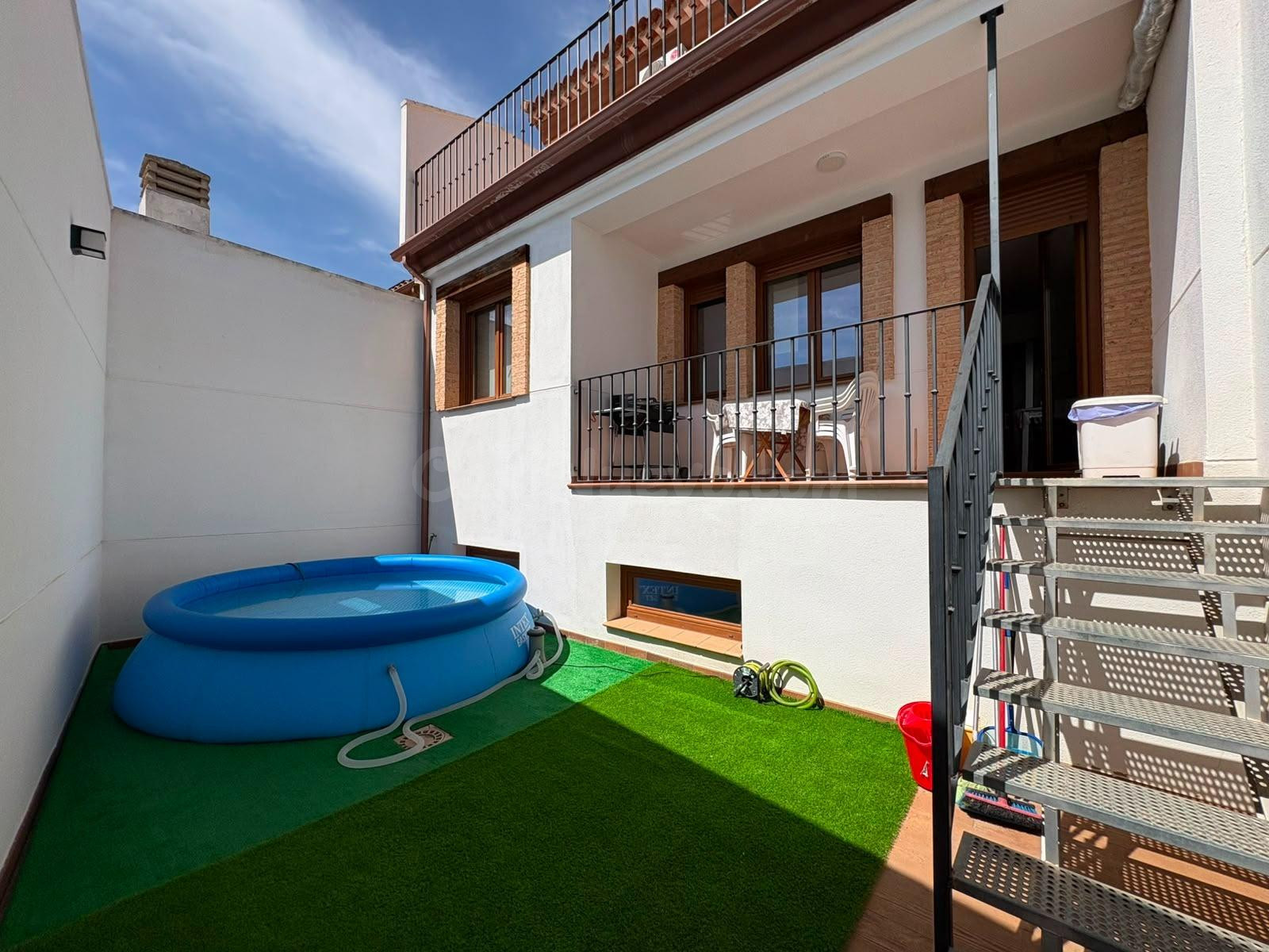 VIVIENDA CUATRO DORMITORIOS TRES BAÑOS Y UN ASEO CON PATIO+S