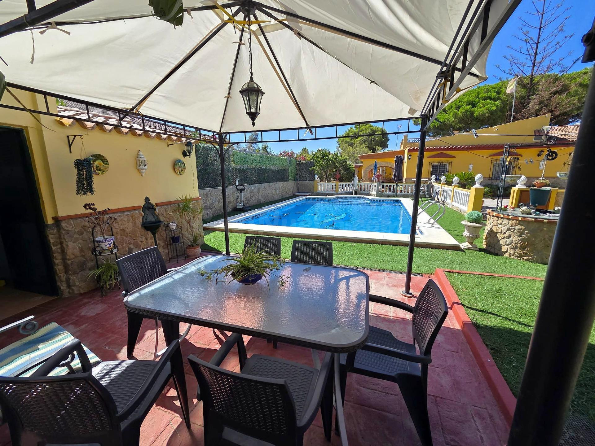 EXCELENTE OPORTUNIDAD 2X1  ¡ESPACIOSO CHALET CON PISCINA EN PARCELA SEGREGADA SITUADA EN EL SOTILLO! - foto 2
