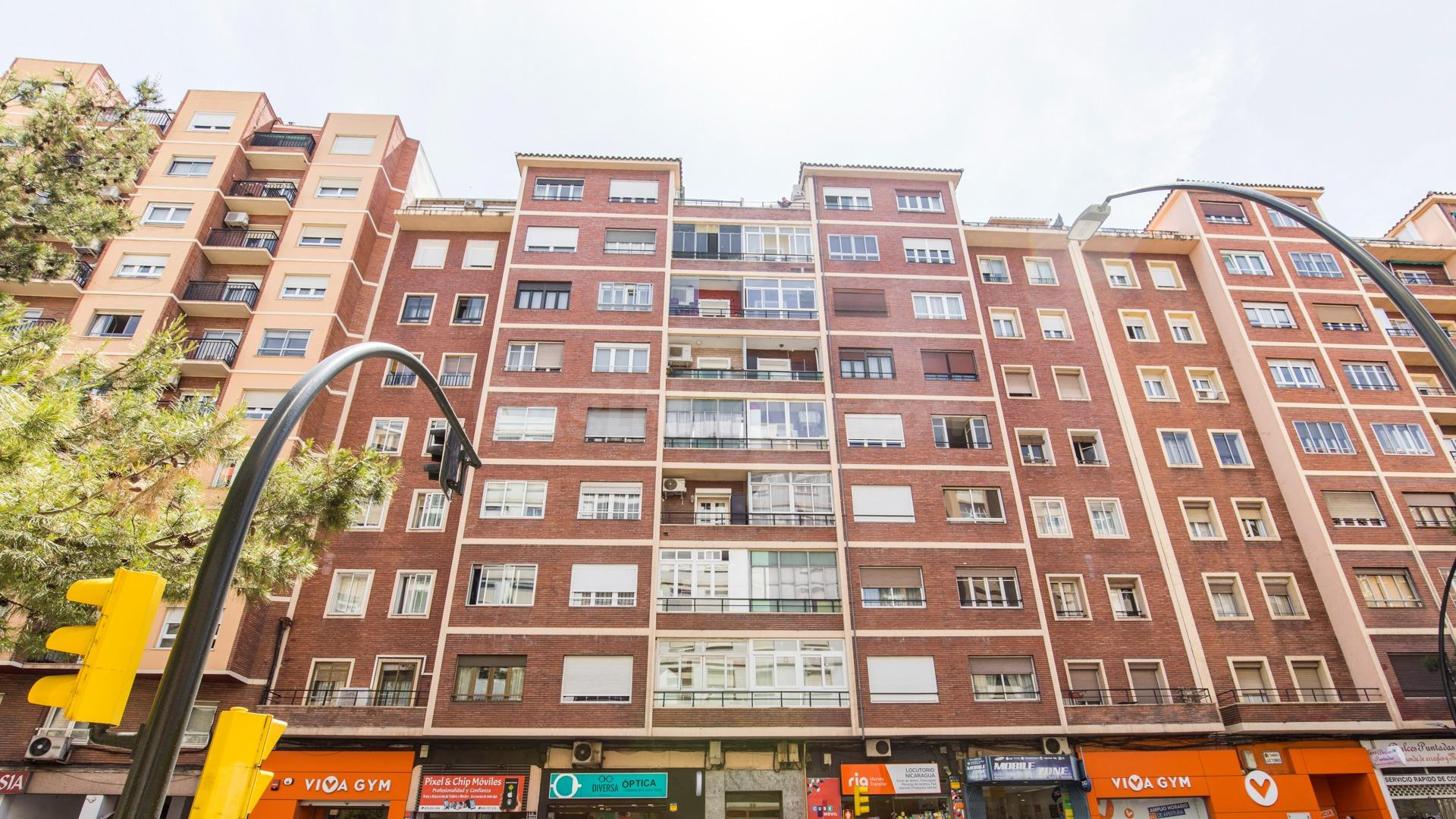 Piso en venta en Camino de las Torres, perfecto para vivir o